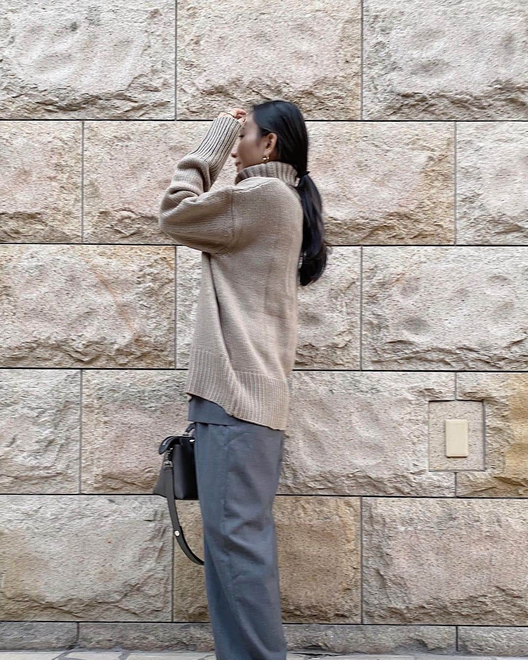 鈴木詩織のインスタグラム：「タートルニットでちょうどいい気候になってきた♡ . . . . . knit / @urs_official  pants / ENFOLD bag / FENDI ざっくりニットのタートル部分がちょうどいいボリューム感ですき🙆🏾‍♀️ 2枚目寝てます😴笑 . . . . .  #コーデ部#コーデ日記#162cmコーデ#urs#ユアーズ#urs_styling#urs_official#タートルネックオーバーニット#プチプラコーデ#パンツコーデ#秋コーデ」