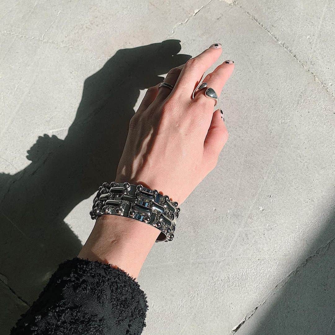 のインスタグラム：「アクセってあんまり付けへんのやけど、ブレスレットだけは毎日付けたくて手首だけは毎日オシャレ😂  アクセを使いこなせる人になりたいんやけど私はまだまだです🥺 #bijouri #fauvirame」
