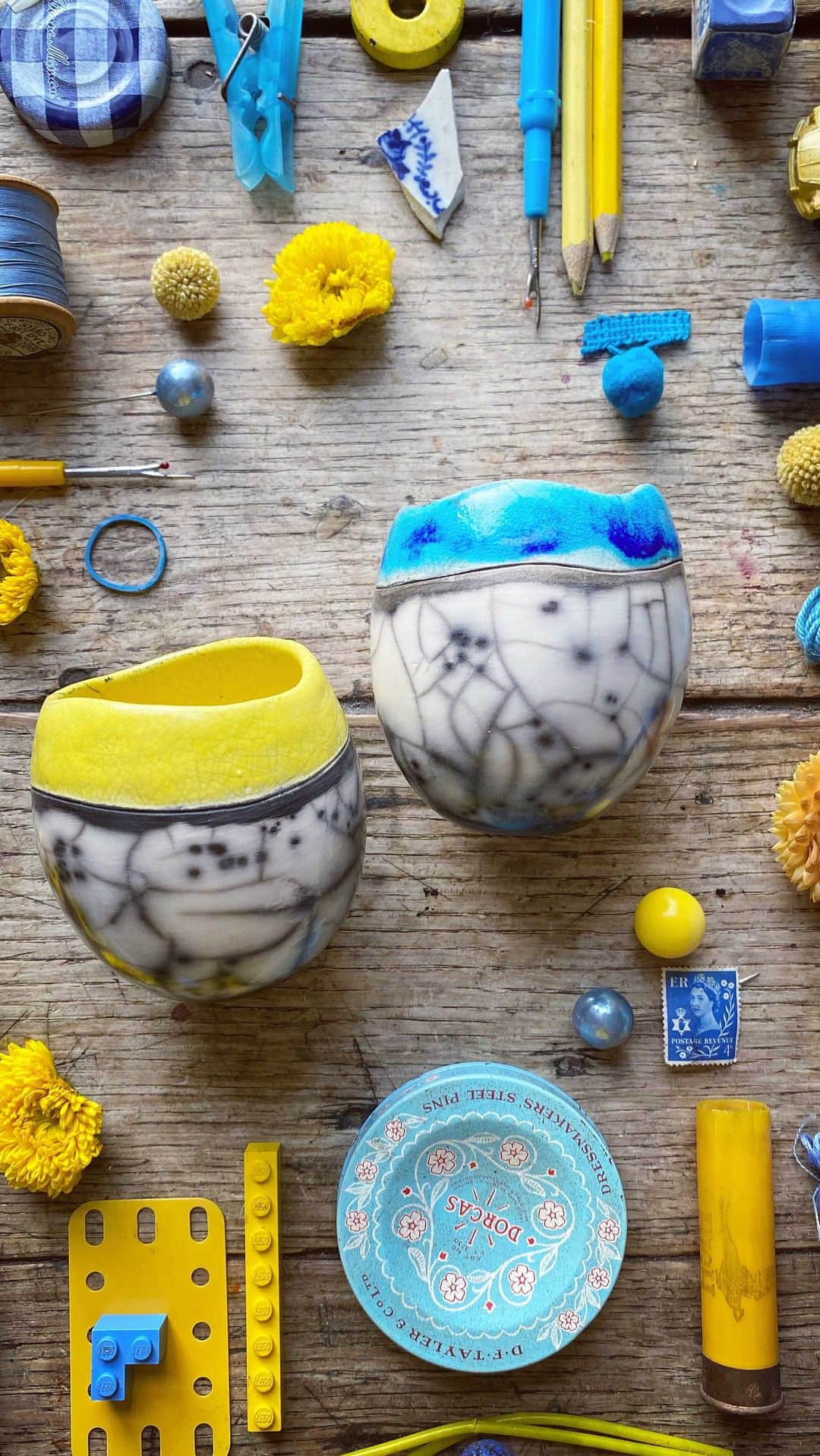 Tea and sittingのインスタグラム：「...it was SO fascinating talking to Catherine about her pots and the whole process of how she created them from hand building and burnishing to glazing and firing; collecting seaweed and even collecting cow pats for smoke firings!!! Such an inspirational artist and chat!  There is a select collection of @lucktaylorceramics now available in the #onlineopenhouse shop and there’s a direct link in my bio and also through my stories ✨💎 #shopsmall #artistsopenhouses #cornishceramics」