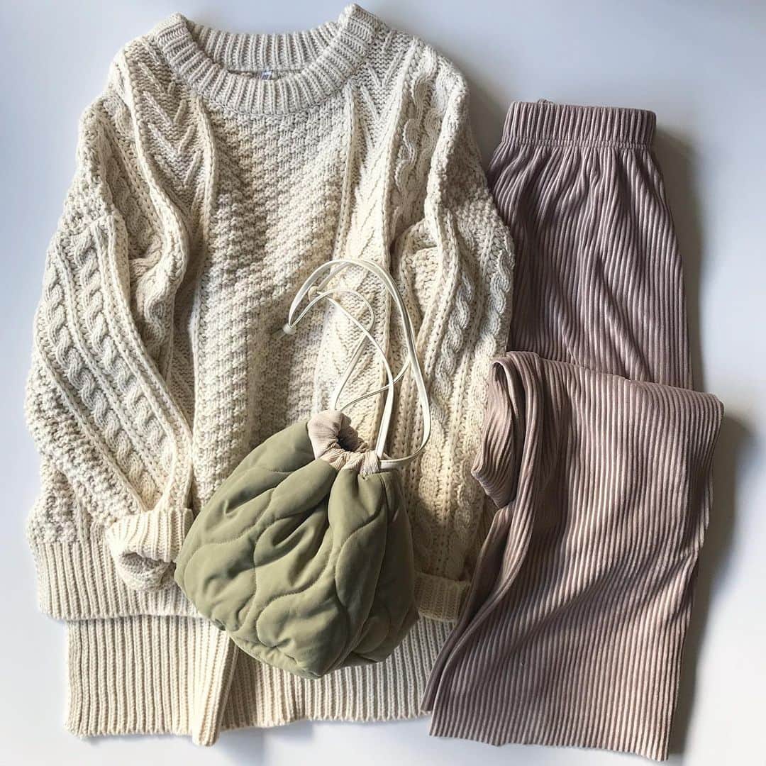 __mai____のインスタグラム：「. 最近服が欲しいなーって思ったら行くお店🥺 @coca_official_store  私の好みのものがいっぱいで、かつ安い。 写真の3点は最近購入して、しょっちゅう着てる🥴♡ #coca_code #カジュアル #カジュアルコーデ #ママコーデ #置き画  . →→スワイプして下さい😚 ハンドメイドのアカウント @dailymaily___  新作や秋冬にぴったりな作品を作ってますので見ていただけると嬉しいです😆♡ #ハンドメイドイヤリング #ハンドメイドピアス #大振りイヤリング #大振りピアス  #イヤリング #チタンピアス #ミンネ #minne #カジュアル #カジュアルコーデ #ママコーデ #ピアス #イヤリング #レオパード　 #ミンネで販売中 #minneで販売中 #刺繍 #刺繍ピアス #秋冬ピアス #秋ピアス #べっ甲 #ツイード #ビーズ刺繍ピアス #ビーズ刺繍イヤリング」