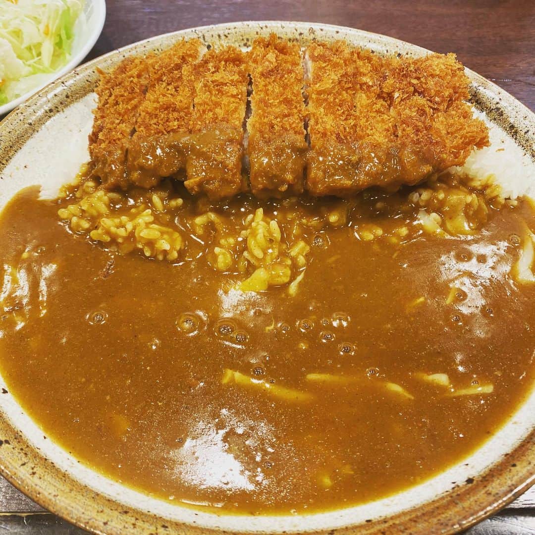 松隈ケンタのインスタグラム：「いつもはロースカツカレー たまに手仕込みカツカレー」