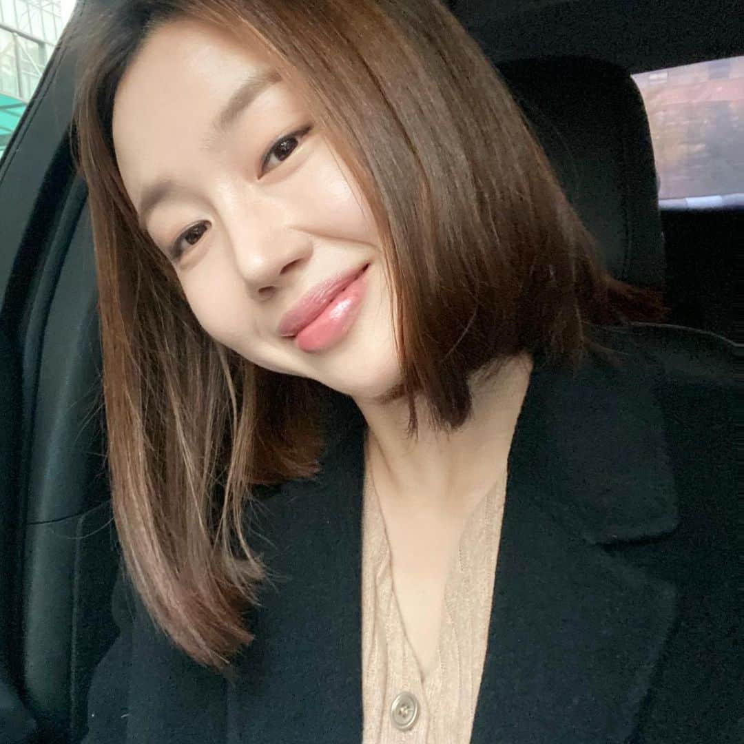 ソ・ウナのインスタグラム：「웃는게웃는게아니얍 😬😬」
