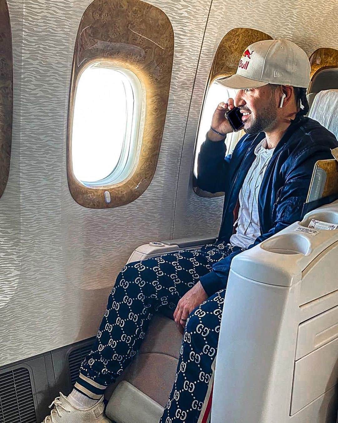 ショーン・ガルニエのインスタグラム：「If we would have said to my grandparents that it would be possible to fly from one country to another one and call on the phone at the same time, they would never have believed it. 🌍  How do you think the world will be like in 50 years? 🪐  Si on avait à nos grands parents que dans le futur on pourrait voler d’un pays à un autre en appelant, ils ne nous auraient jamais cru. 🌍  Que pensez vous que le monde deviendra dans 50 ans ? 🪐   #seangarnier #travel #urbanball #redbull #UAE #Austria #France #freestylefootball」