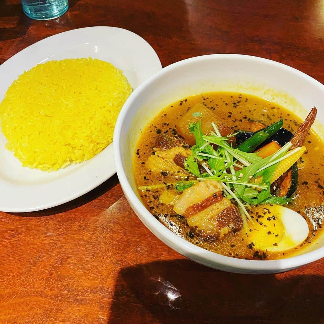 リョウマエダさんのインスタグラム写真 - (リョウマエダInstagram)「昨日、あまり外でカレーを食べることはしないのですが久々にカレーな気分になったのであえてのスープカレーを！ 角煮カレー、大根がめちゃくちゃ美味かった！！  #ランチ#カレー#スープカレー#新宿#ドミニカ#2度目」11月13日 21時00分 - itagram0807