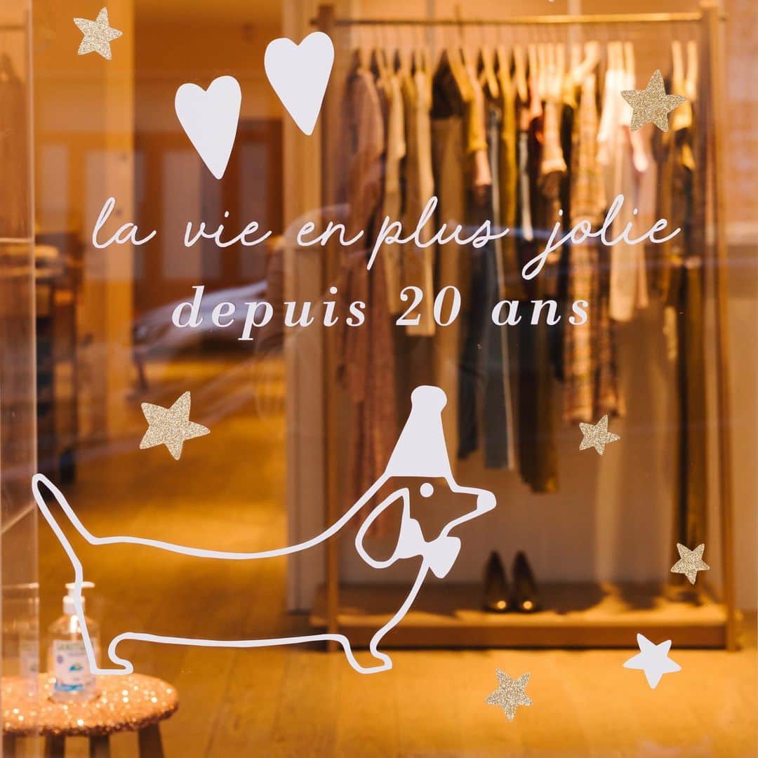 のインスタグラム：「✨ NOUVEAU ! ⁠ Pour continuer de voir la vie en plus jolie : shoppez vos coups de cœur à distance, récupérez votre commande en boutique en toute sécurité ou faites-vous livrer à domicile !⁠ Toutes les boutiques participantes & leurs horaires dans le lien en bio ✨⁠ ⁠ #despetitshauts #despetitshautsaddict #despetitsmoments #lavieenplusjoliedepuis20ans #lavieenplusjolie」