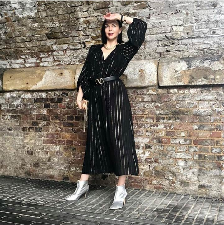 トラフィックピープルさんのインスタグラム写真 - (トラフィックピープルInstagram)「Reimagine the little black dress in your casual wear with the Callous metallic strip midi dress. Image via @adelaknox . . . . . . . . #fall #bohodresses #bohodress #bohemiandress #whiteoutfit #whiteaesthetics #fashiongram #fashionblogger #stylegram #tpxme #theoutfitscrapbook #stradilooks  #thenoisetier #theparisguru #ukfblogger #ukfashionblogger #londonbloggers #ltkfashion #stylehunt #stylelookbook #LBD  #ootdbloggers #anotheroutfitpost #printeddress」11月13日 21時01分 - trafficpeople