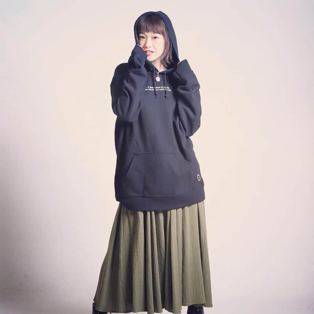 寺崎裕香さんのインスタグラム写真 - (寺崎裕香Instagram)「L.T.Aさんとの コラボパーカー&ネックレス！！  本日より受注予約開始ですー！！  私はLサイズを着用しております♪ 女子の皆様ご参考にまでに⭐︎  お気に入りの空の写真を背中にプリントしてあります！ プリントしっかりしてて！ 洗濯しても全然よれなーい！！ 長く使えそうです♪  私は全色持ってるので！！ おそろしよーーーー♪♪♪  販売ページはこちら！ Twitterからだと、リンク飛びやすいかも！  https://livertineage.jp/SHOP/189784/219733/list.html  #LIVERTINEAGE #LTA #コラボパーカー #寺崎裕香」11月13日 21時01分 - terachan0804