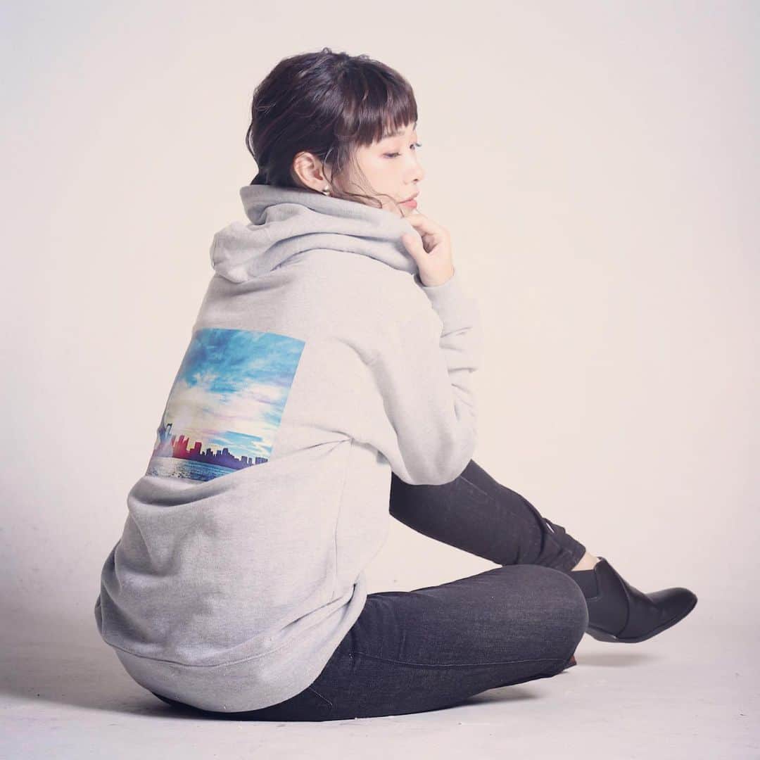 寺崎裕香さんのインスタグラム写真 - (寺崎裕香Instagram)「L.T.Aさんとの コラボパーカー&ネックレス！！  本日より受注予約開始ですー！！  私はLサイズを着用しております♪ 女子の皆様ご参考にまでに⭐︎  お気に入りの空の写真を背中にプリントしてあります！ プリントしっかりしてて！ 洗濯しても全然よれなーい！！ 長く使えそうです♪  私は全色持ってるので！！ おそろしよーーーー♪♪♪  販売ページはこちら！ Twitterからだと、リンク飛びやすいかも！  https://livertineage.jp/SHOP/189784/219733/list.html  #LIVERTINEAGE #LTA #コラボパーカー #寺崎裕香」11月13日 21時01分 - terachan0804