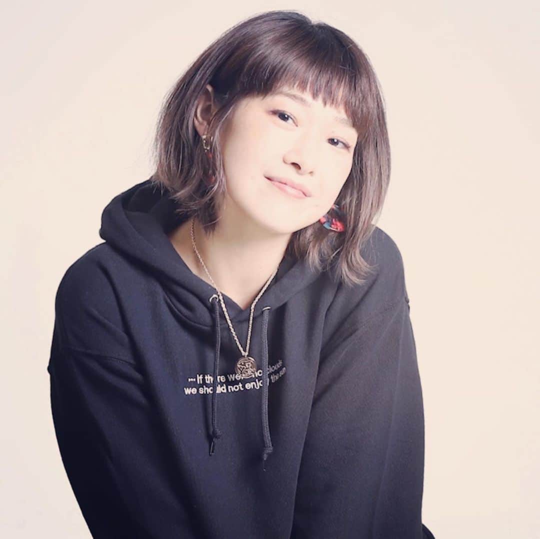 寺崎裕香さんのインスタグラム写真 - (寺崎裕香Instagram)「L.T.Aさんとの コラボパーカー&ネックレス！！  本日より受注予約開始ですー！！  私はLサイズを着用しております♪ 女子の皆様ご参考にまでに⭐︎  お気に入りの空の写真を背中にプリントしてあります！ プリントしっかりしてて！ 洗濯しても全然よれなーい！！ 長く使えそうです♪  私は全色持ってるので！！ おそろしよーーーー♪♪♪  販売ページはこちら！ Twitterからだと、リンク飛びやすいかも！  https://livertineage.jp/SHOP/189784/219733/list.html  #LIVERTINEAGE #LTA #コラボパーカー #寺崎裕香」11月13日 21時01分 - terachan0804