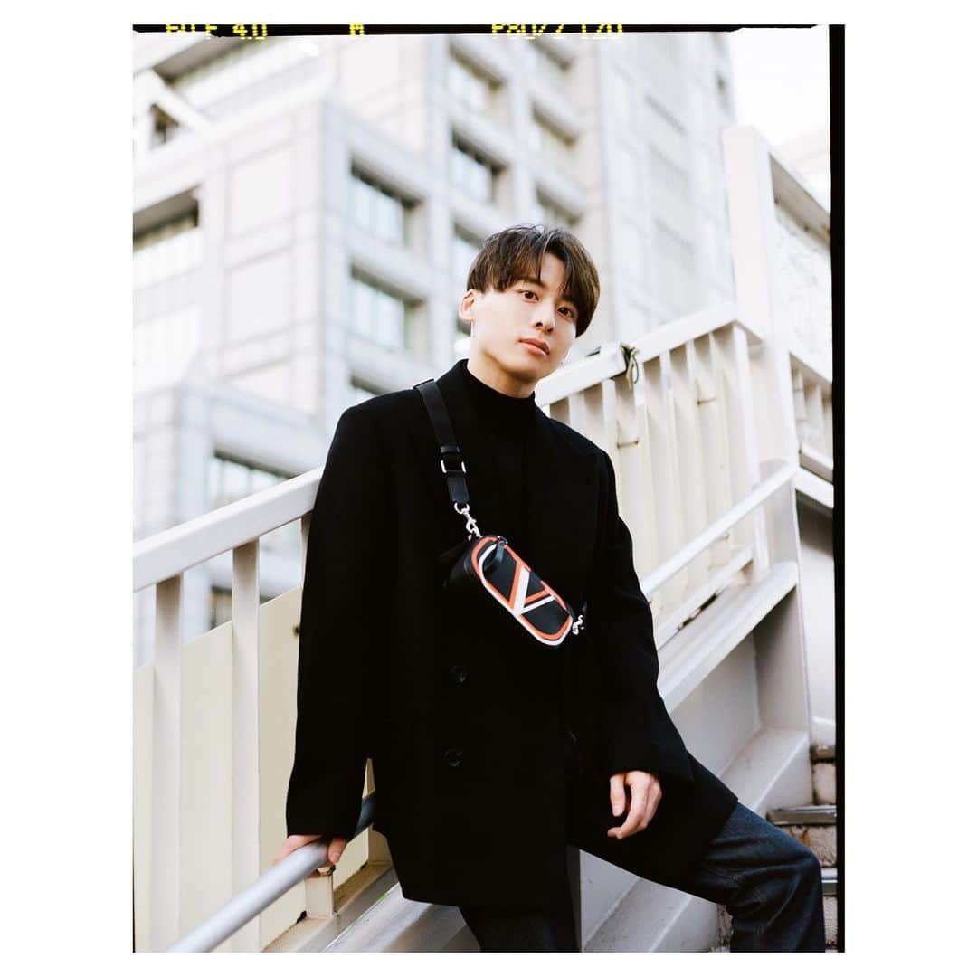 のインスタグラム：「@maisonvalentino @drop_tokyo #UncensoredVLogoSignature #Valentino  11/10(火)〜11/15(日)の期間でVロゴシグネチャーをテーマに作られたアートブックのインスタレーションが銀座森岡書店にて開催中。」