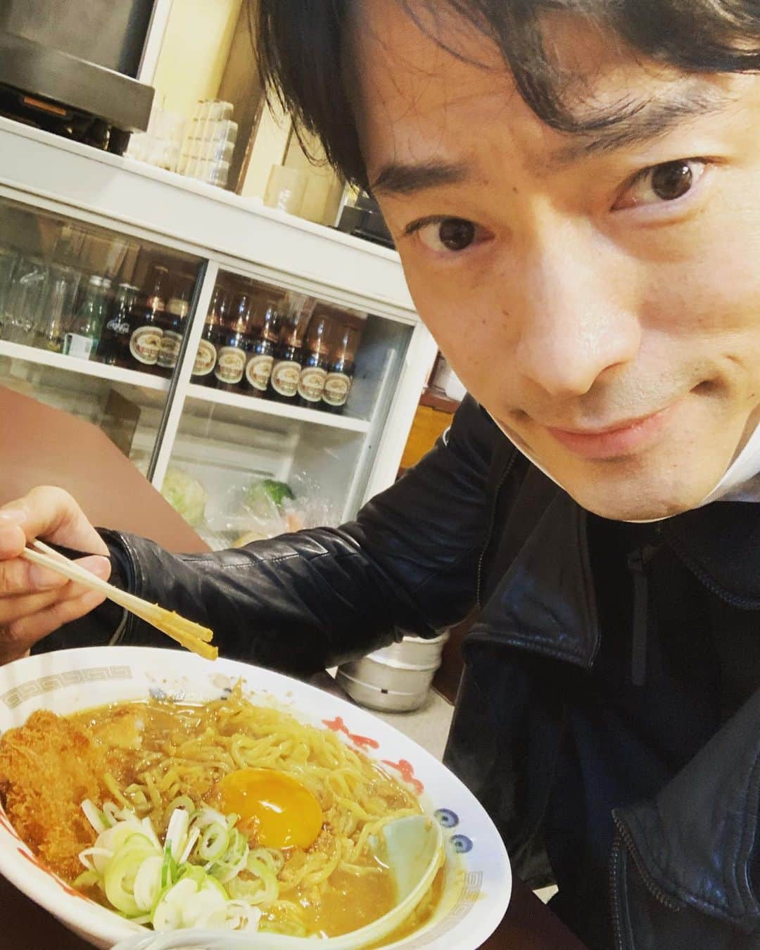 前川泰之さんのインスタグラム写真 - (前川泰之Instagram)「カツカレーラーメン🍜  名古屋在住のメイクさんに教えていただいたんだけど、これも名古屋名物なの？？  聞いたことなかったなー。勉強不足🙇‍♂️ 美味かったぜ👍🏻👍🏻  #カツカレーラーメン　#名古屋　#名物　#夕食　#勉強不足　#美味」11月13日 21時11分 - maekawa_yasuyuki_official