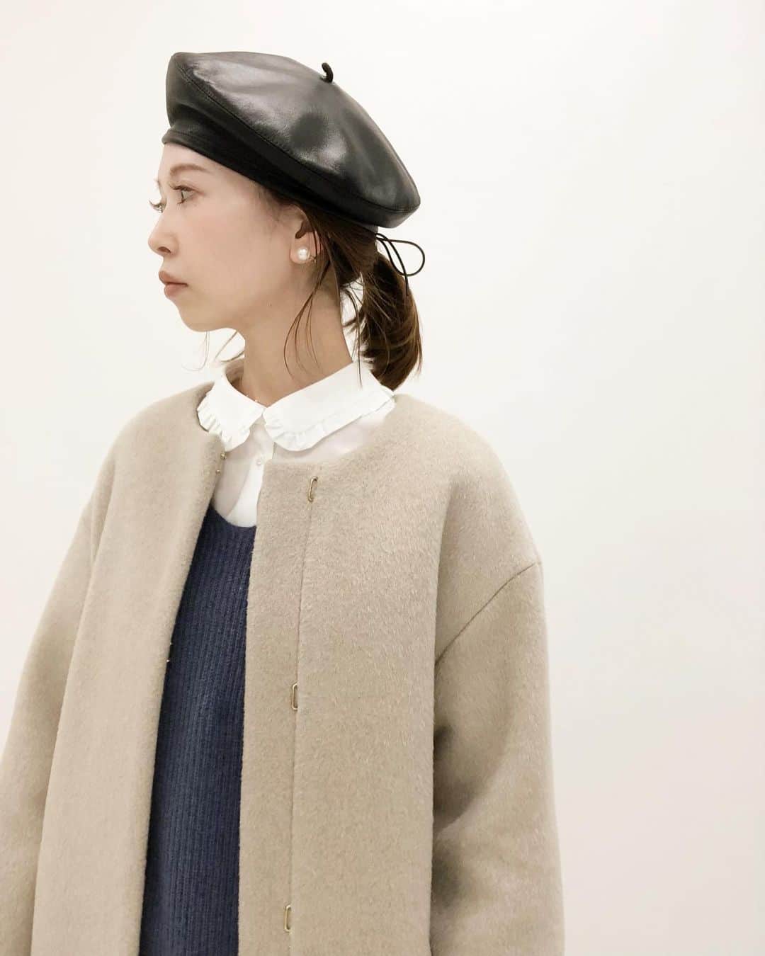 はれこのインスタグラム：「3着目をお迎えするつもりの ラムウールノーカラーコート🐑♡ . 迷い迷って結局このコートにたどり着くのですが、 色違いを着たくなるほど わたしには特別に見えるんだと思います🥰 . ラムウールコートは2016年に初めて発売されました！ ベイクルーズに入社する前、 わたしが初めて買ったIENAのコート。 5枚目の写真で着ているネイビーがそれです💙 ゴールドの華奢な金具と、 可愛らしいシルエットに一目惚れしました♡ 本当にお気に入りで毎日着ていました😭 そして全身ベイクルーズ。笑 トップスはspick&spanのニットで、 ボトムはIENAのフリルポケットパンツ。。笑 . 去年はロング丈も欲しくなってブラックをお迎え⛄️ 白、ベージュ、ブラウン、 それから柄物のお洋服が多いので アウターは暗めの色を選びがちでした🌼 . IENAのアウターって少し贅沢だし、 一気に色んな種類はなかなか買えないけど、 選んだ1着を大切に着たくなります☺️♡ . 「今年しか着られない」 っていうのが無いところも魅力だなと思います👩‍💻 . みなさまも とっておきのコートに出会えますように🥰♡ . #iena #イエナ #baycrews #ベイクルーズ #iena_du_jour #はれここれ買う #はれここれ買った」