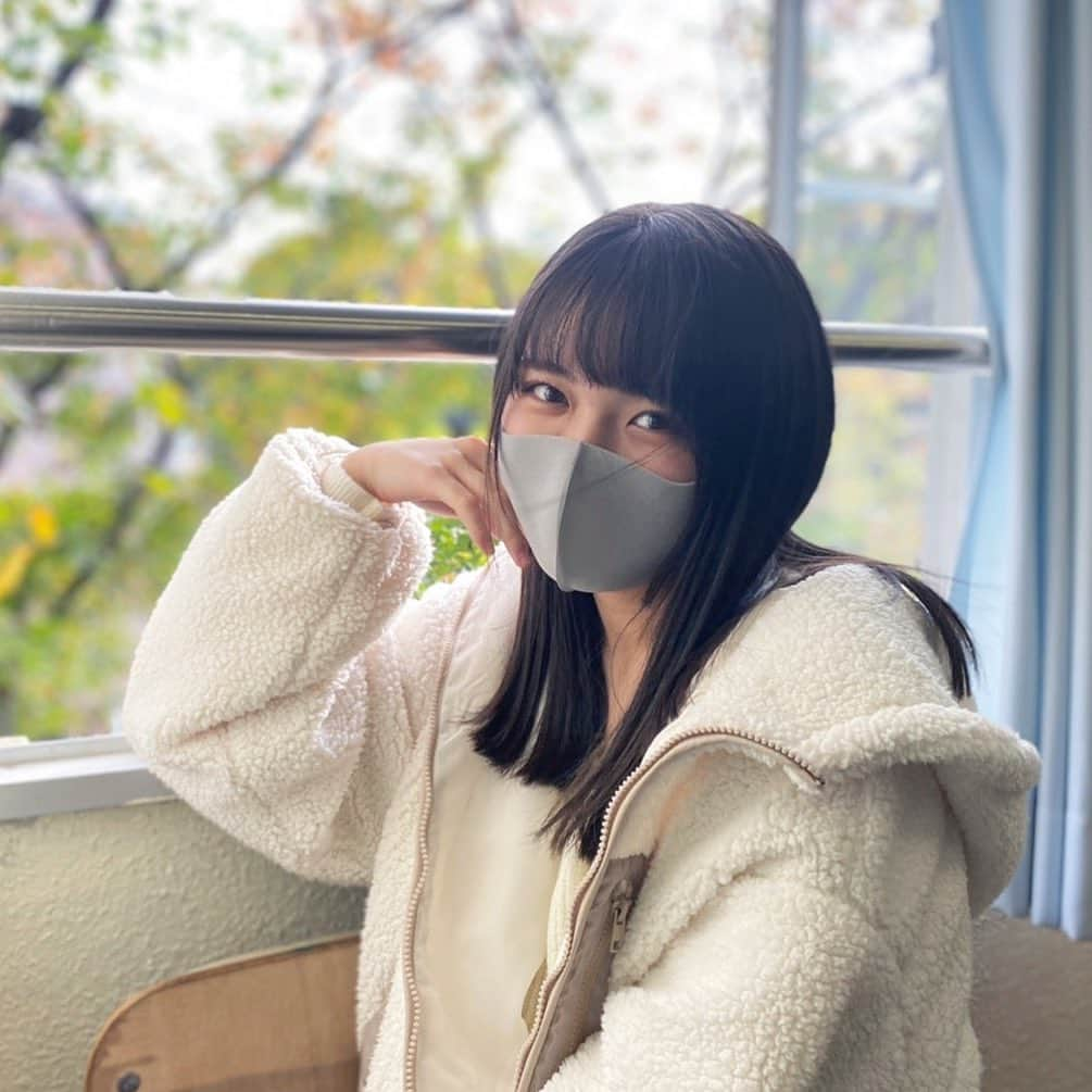 石井香帆のインスタグラム：「・ 学校にて📷友達が撮ってくれたの〜 ポートレート機能素晴らしすぎる！ 携帯でこんな綺麗に撮れるの感動しちゃう🥺」