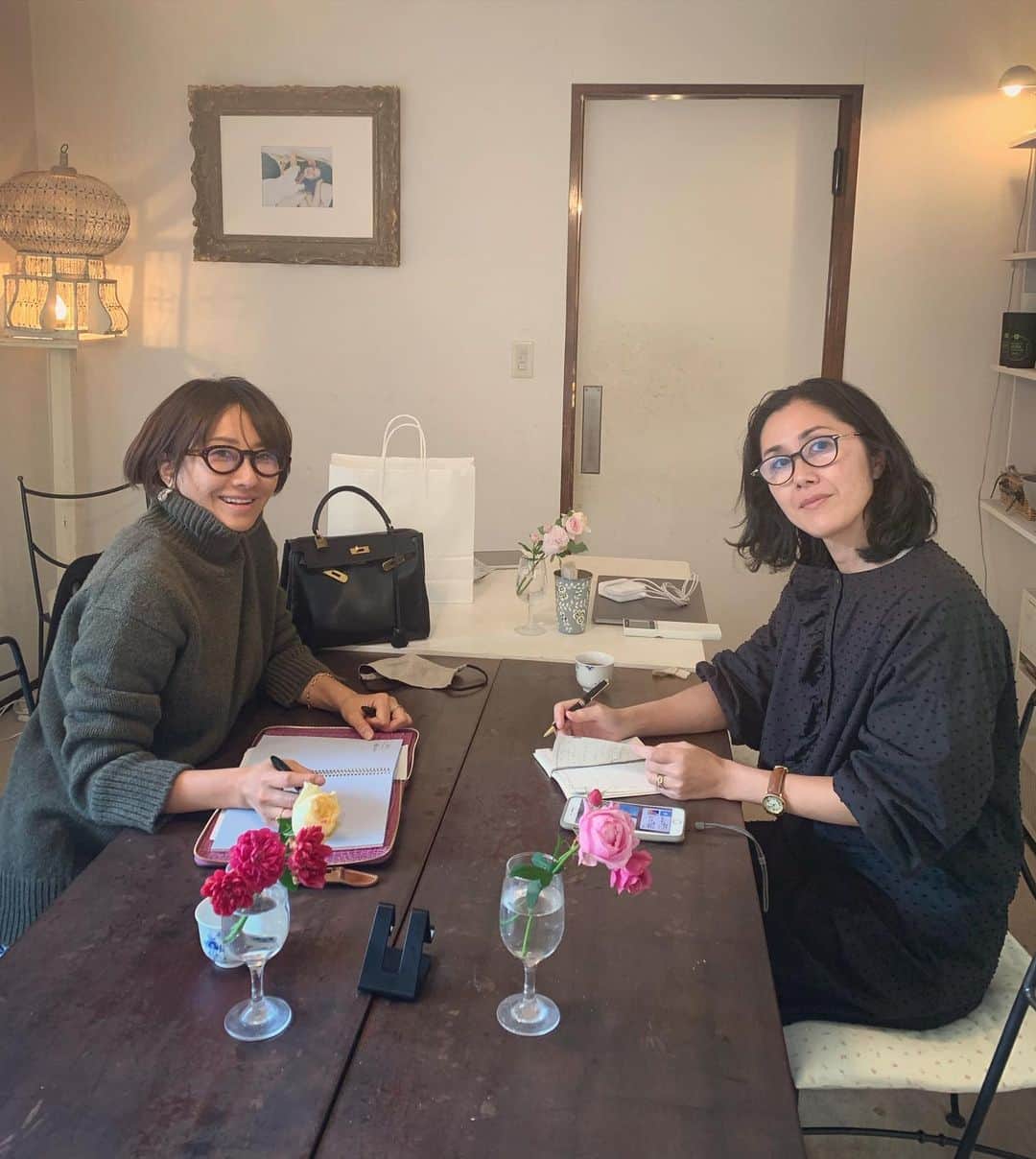 風間ゆみえのインスタグラム：「衣食住を中心にオーガニックライフを提案する @nanadecor_official オーナーの神田恵実さんと打ち合わせ。  睡眠改善インストラクターとしても活躍する恵実さんに、私の主催するオンラインサロン「SALON_Y」にてゲスト講師として、睡眠の重要性についてお話しいただきます…🐏🛌😴✨  睡眠については、3日じゃ終わらないほど話したいね…なんていいながらも、皆さまにはしっかりとふに落として日常に取り入れて行けるような内容で年明け1月に企画しています‼︎  2021年1月、きっとあっという間ですね‼︎ 1月にはまた新たなメンバーも加わってさらにみんなで学びを深めて美しく、健やかに過ごしていましょうね☺️✨  写真2枚目はちょうどタイツを買わなきゃと思ってたところ肌心地の良さに癒されて色々とお買い物させてもらいました🥰」