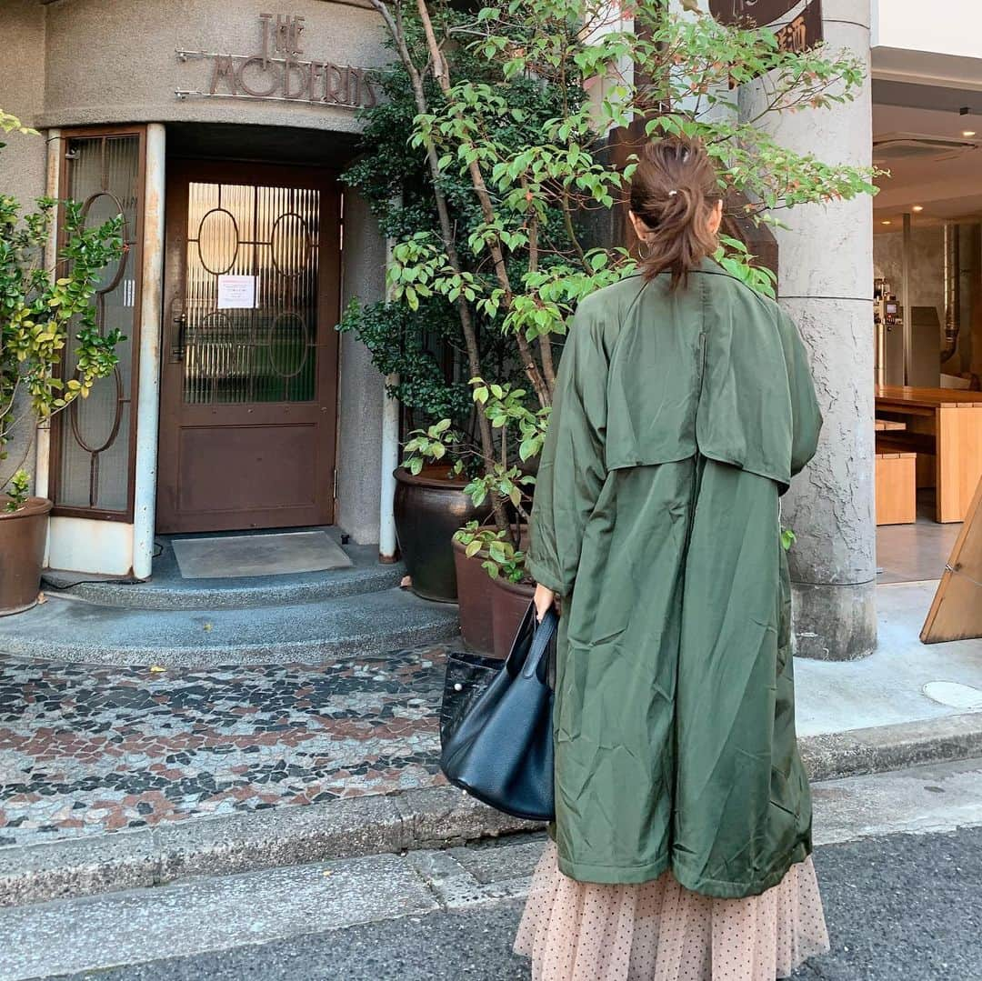 堀江直美さんのインスタグラム写真 - (堀江直美Instagram)「最近とてもお問い合わせの多いナイロントレンチ✨ * 私は2色買いするほどお気に入り！軽いのが母には嬉しいです🛒 * 可愛いさを伝えるのがなかなか難しいアイテムですがスタッフは試着するとみんな購入するほど🤲🏻 * 今季のイメージにもはめ込みやすいと思います💋 * #HIAND#大人カジュアル#カジュアルコーデ#まとめ髪#ポニーテール#ヘアアレンジ#アウター#hermes#ピコタン#hermès#hermesbag#エルメス#ピコタンロックmm#hnHIAND」11月13日 21時06分 - naomiiiiiiiiiiii