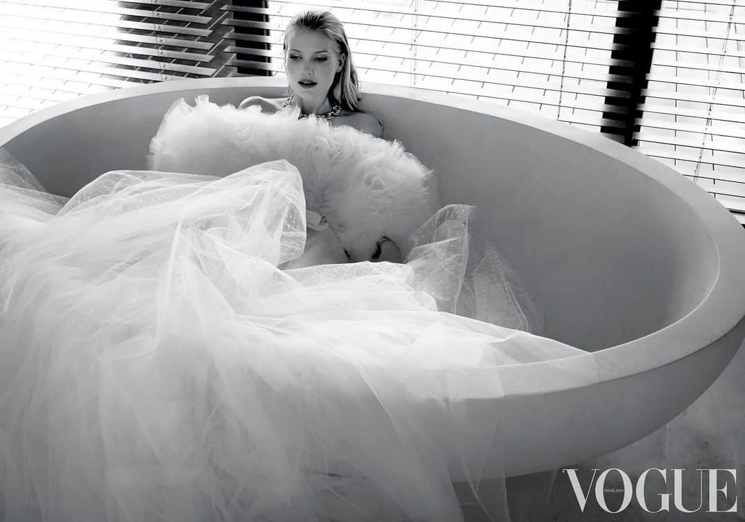 キティ・スペンサーのインスタグラム：「Haute couture bubble bath 🛁 @giambattistavalliparis for @voguethailand 🤍 #Vogue #VogueThailand #JacquesBurga」