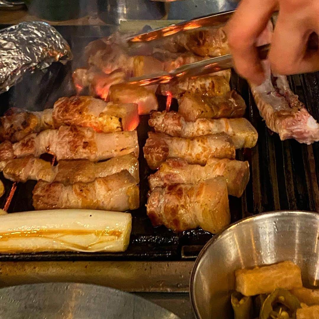 カン・ミンギョン のインスタグラム：「아니 삼겹살은 그냥 원래 맛있는건데 이렇게까지 더 맛있게 맨들어 놓으면 어떡해요 진짜.. 껍데기는 또 왜케 맛있죠 고기 배 따로, 껍데기 배 따로, 하이볼 배 따로 아 짜증나 너무 행복해」