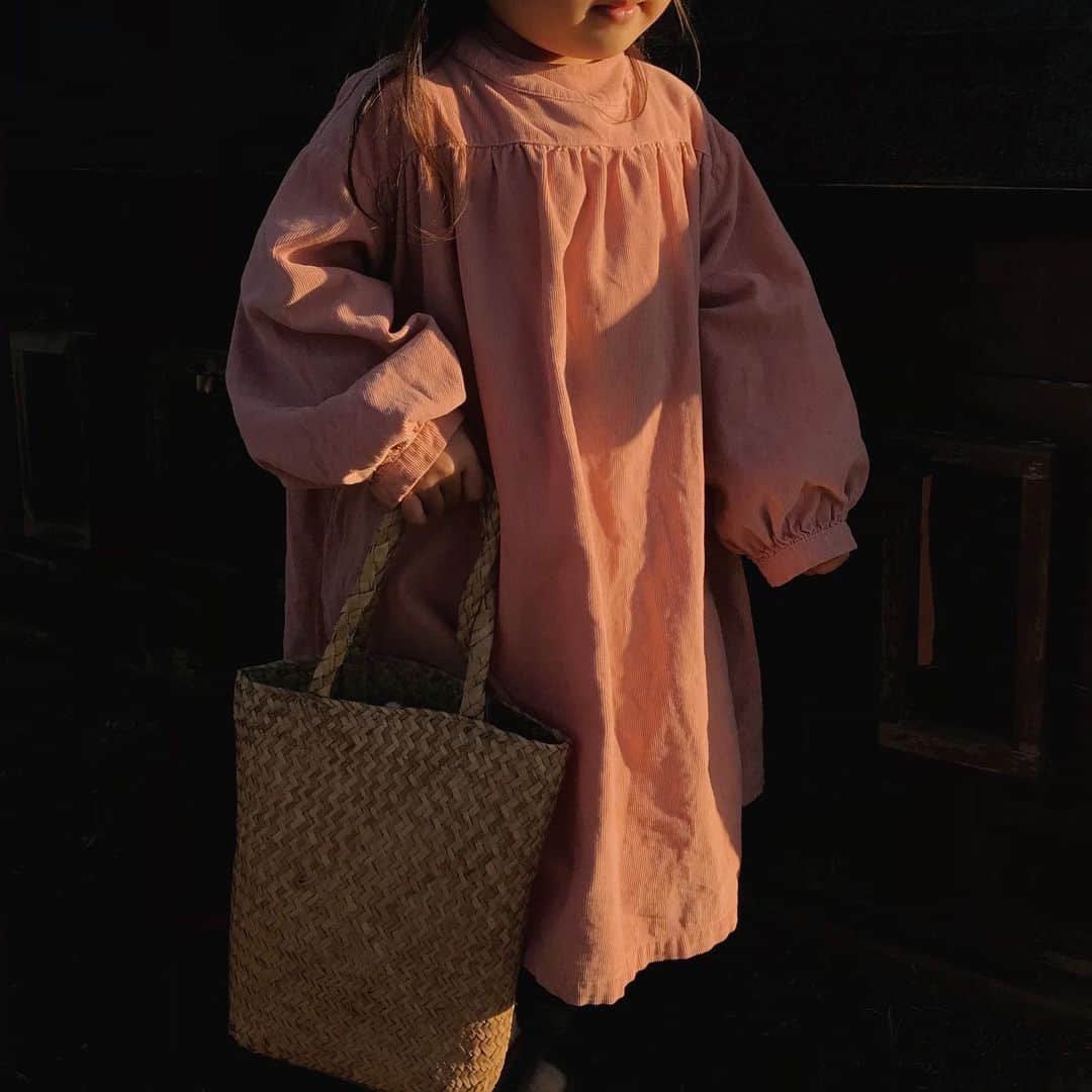 AMOさんのインスタグラム写真 - (AMOInstagram)「ピンクか、ワンピースか、リボン付きか。 うちのプリンセス、最近そのどれかの条件を満たしていなければ服を着てくれません。 半ズボンが絶対の来年からの幼稚園生活、どうなることやら.... そんな娘の最近のお気に入り服がこちら。 ピンクでワンピースという2つを満たしている👏🏼 ミニマルだけど子どもらしい可愛さが引き立つデザインで わたしも好み。🤍🍑 @maedformini のものです。 @shop_mikuco5 さんに取り扱いあり✴︎ #maedformini」11月13日 21時10分 - amo_whale
