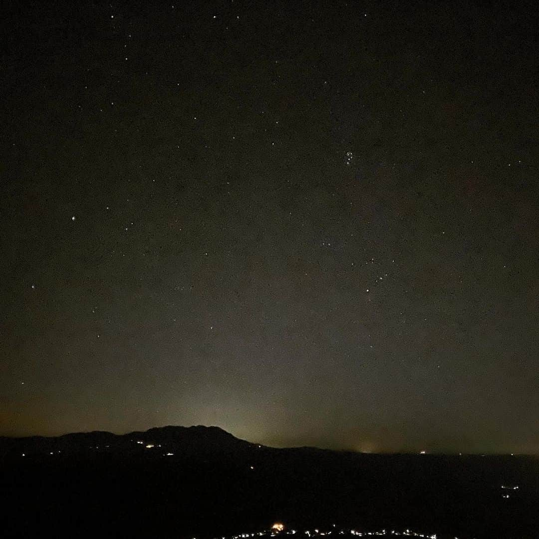 ピエール北川さんのインスタグラム写真 - (ピエール北川Instagram)「🌃🌌 帰り道の楽しみ方（笑） #iphone11 では、これが限界❗️ 写真はInstagramのエフェクトしてます。 でもこれだけ撮れるiPhoneって凄い。 #オートポリス  #阿蘇市  #ミルクロード  #夜景  #星空   独りで粘って、 超痺れる程 寒かった！！！🥶」11月13日 21時10分 - pierrekitagawa