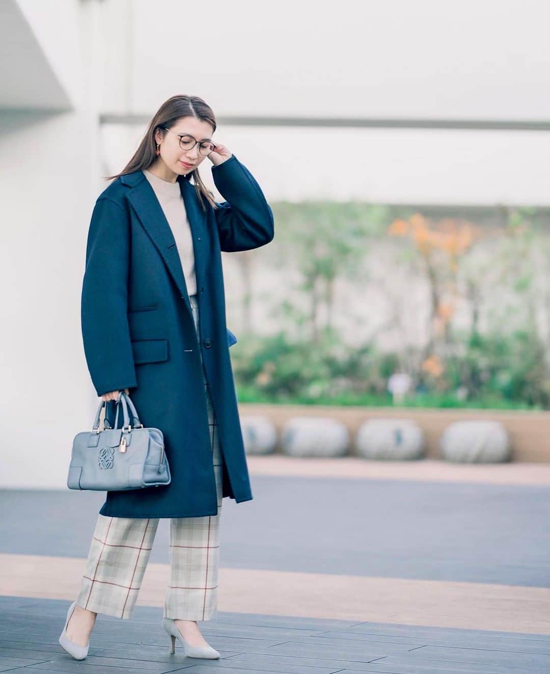 mikicoco00のインスタグラム：「*  UNIQLO×デザイナーJil Sander氏のコラボ！！  「＋J」コレクション！！ 無事購入〜👏早速着てみた🙊  ダウンも可愛いかったのだけど、迷いに迷って...🥺 #カシミヤブレンドチェスターコート にしました (NavyのMサイズです！) ゆったりめのシルエットに肌触りも最高すぎる🤍  それにしても凄い人気でビックリしました😳笑 * * 週末お天気良さそうですね〜 みなさん、素敵な週末を〜♡ * * * #uniqlo#uniqlojilsander  #uniqloginza#uniqloginza2020fw  #uniqloplusj  #ユニクロコラボ  #ユニクロジルサンダー」