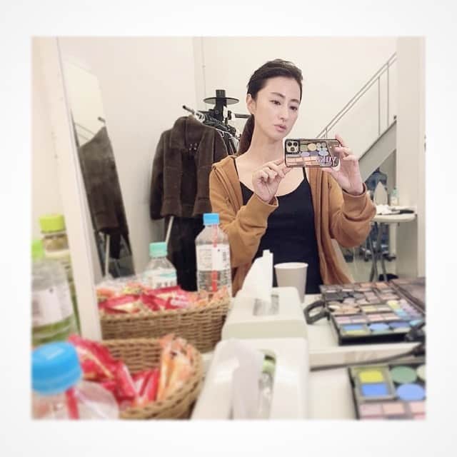 前田ゆかのインスタグラム：「今日はキリッとcool😎🖤  #shooting  #広告」