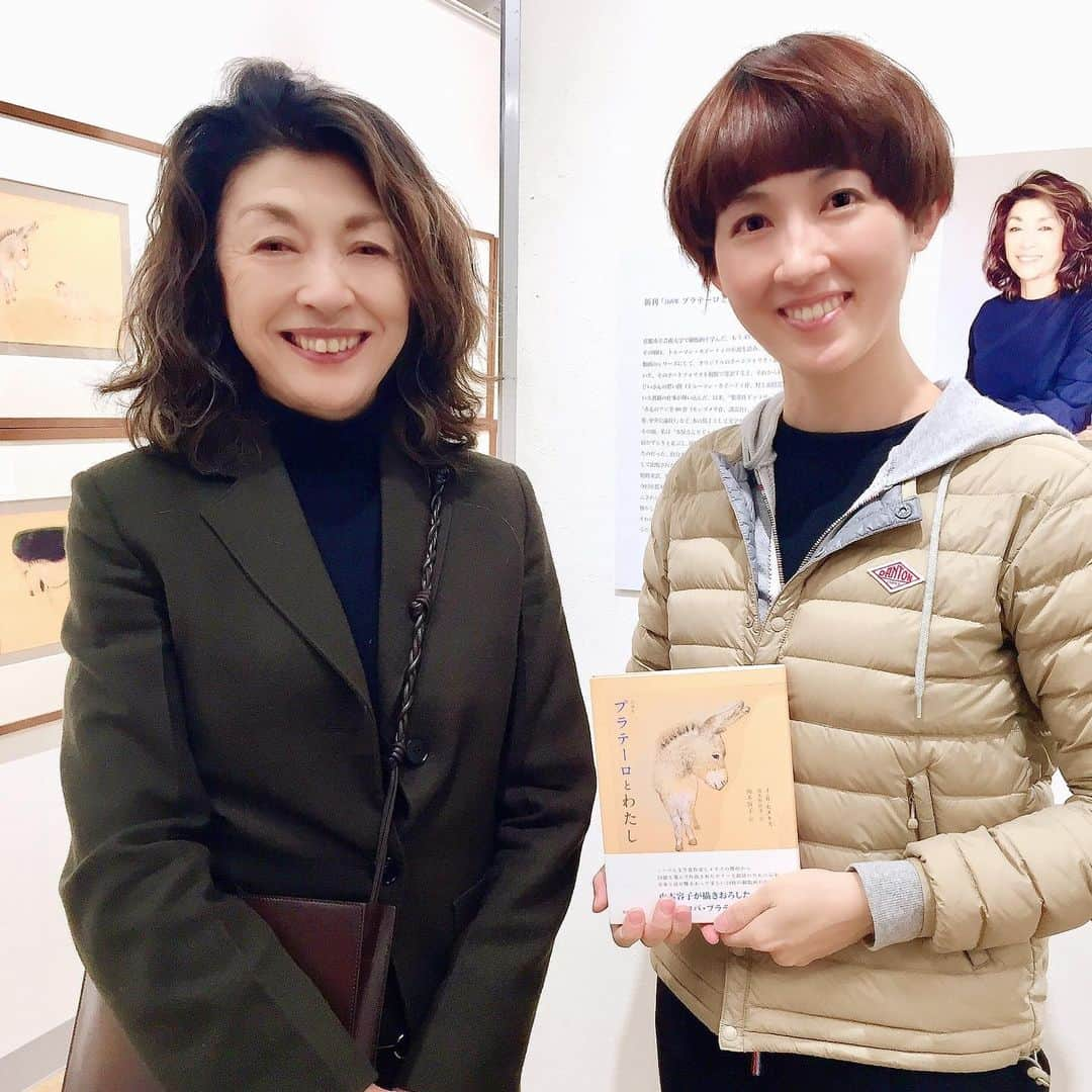 大澄れい（大崎緑）のインスタグラム：「銅版画家の山本容子さんと✨ 私の尊敬する憧れの版画家さんであり、山本容子さんの描く物語の世界が大好きです。 ずっとずっとお会いしたかったのですが、念願叶い感激でした😭😭 本当に素敵なお方でした✨✨ 丸善京都本店にて展覧会されています！お近くの際は是非！！  #山本容子展 #丸善京都本店 #詩画集刊行記念」