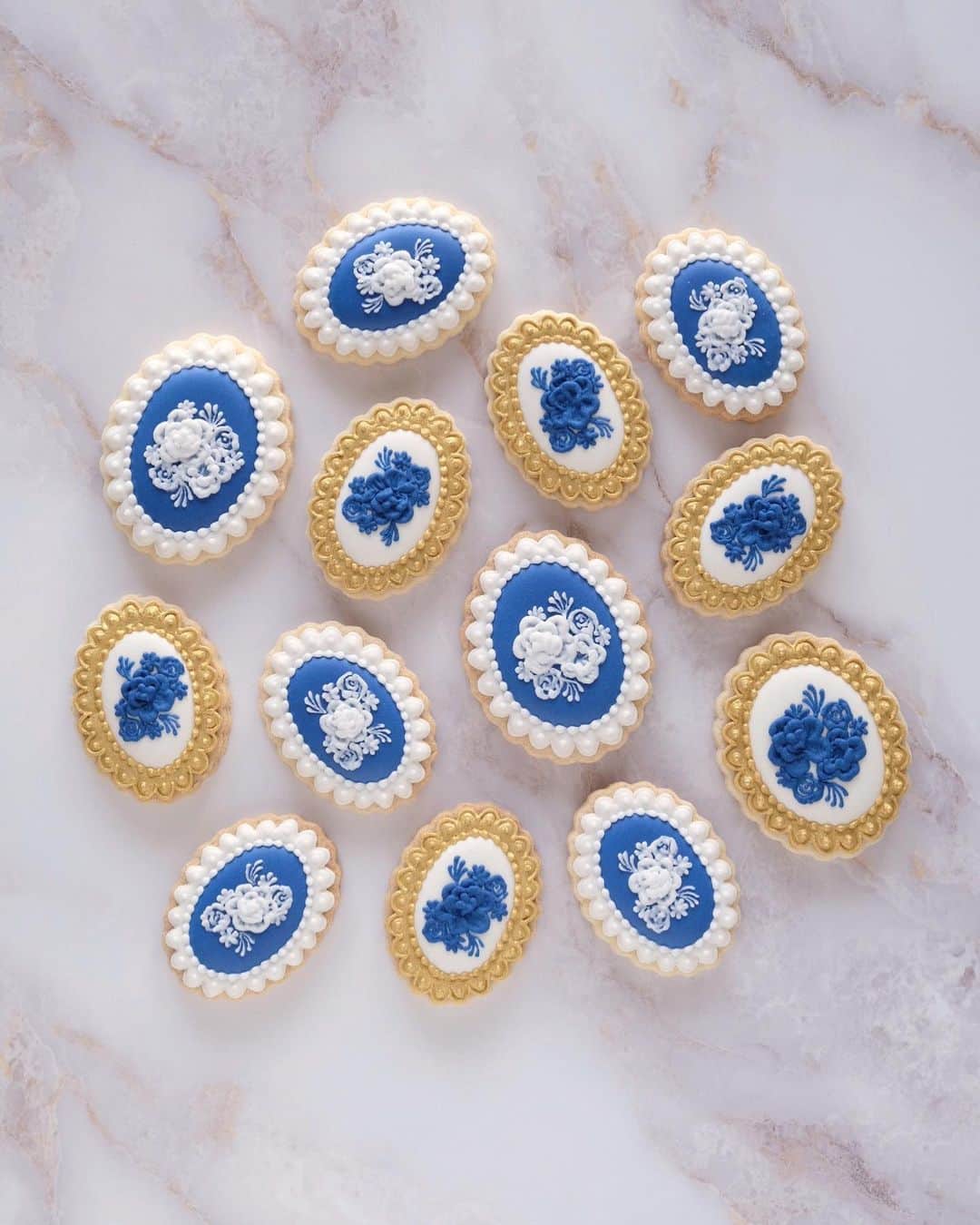 KUNIKAのインスタグラム：「Victorian rose cameo brooch cookies.🔹  先日ようやくお菓子作りのミキサーをオーダーしました。 まさか三つ足コンセントのミキサーを買うなんて思ってもいなかったなぁ... はやく作りたくてうずうず。  #artofkunika」
