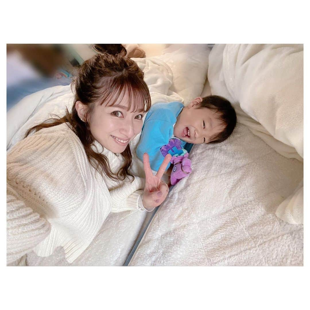 辻希美さんのインスタグラム写真 - (辻希美Instagram)「1日の中で私が1番好きな時間❤️ 今朝の僕はラマを🦙握りしめて朝を迎えました💕🤚  #好きな時間 #幸空 #一歳十一ヶ月 #🦙💕」11月13日 12時28分 - tsujinozomi_official