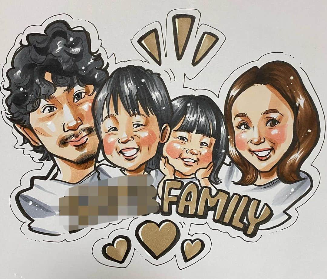似顔絵★𝗚𝗢𝗥𝗜𝗞𝗜𝗡𝗚のインスタグラム：「. . 同じ方からの②枚目💕 . . こちらは最近人気のデザインで⭐️✨ それぞれ少し髪型も変えて❤️❤️ . . . お子さんの笑顔をかくの、大好き❤️❤️  子供ちゃんってみんな、結構口元に特徴ある気がするな😘✨  . .  素敵なご依頼ありがとうございました❤️❤️✨  . .  ❌❌現在は、予約受付終了してます❌❌ 。 . . .  2020年度ご予約のお客✨ 現在120番までの方へ案内中です🌟✨💕 DMの確認いただきgmailへ返信宜しくお願い致します🙇‍♀️🌟✨✨ . . . .  次回の予約応募は、2020年のご予約分を書き終える予定の 来年春から夏頃の、、、予定です。 ※あくまでも予定なので前後します🙇‍♀️ . . . .  オーダー再開の際には 人数制限あるため必ず予約ができるわけではございません。 そのことも踏まえた上で 次回ご検討いただけると嬉しいです(^^) . . また、結婚式の使用を考えてくださる方も多いです✨  前々からお伝えしていますが、 基本的に予約順に対応しているため、 近々の納期を希望される方は、 対応できないこともあるので、 あらかじめご了承ください💦 . . . . . ※今回予約が取れた方へ※ . .  写真がまだ用意できてない、入金が遅れそうなど、状況により、順番が前後することもございます‼️ あらかじめご了承ください。 。 . . . また、芸能人、キャラクターのオーダー、パロディ風オーダーはお断りしています。  芸能人については、ご本人様に直接プレゼントなどはOKです。 . . . . . . 💰料金表は過去投稿記事みてね❤💰 . . . . . ➡️ハッシュタグ⇨ goriking117料金表2019⬅️ . . ✨✨✨✨✨✨✨✨✨✨✨✨✨✨✨✨ @by.goriking のアカウントでは、 過去書かせて頂いたお客様方からの、 似顔絵のその後のお写真をいただき、 投稿しております^ - ^❤️❤️ 玄関に飾ってある似顔絵、 渡した瞬間のお写真、 ご本人とのお写真などなど💕 いろんな場面でのお写真お待ちしております^ - ^✨⭐️ . . . .  #似顔絵#pencildrawing#drawing#pencil#illust#painting#art#artwork#絵描きさんと繋がりたい#似顔絵師#gorikingの似顔絵屋さん#仲良し家族#子供のいる暮らし#お洒落#可愛い#男の子#女の子#兄妹#kidsgirl #girl #brothers#boy#kids#kids_japan#comicart#anime#animeart#comicartist#animejapan」