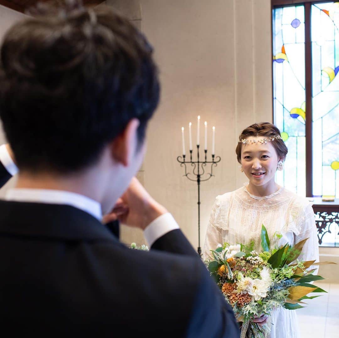 The Sally Garden（ザ サリィガーデン）さんのインスタグラム写真 - (The Sally Garden（ザ サリィガーデン）Instagram)「. . 新婦様と新郎様。 向かい合ったワンシーン。 . #花嫁ヘアアレンジ も ピアスも ブーケも全てこだわって。 . トータルコーディネートが ナチュラルでおしゃれ。 . . . ・。*・。*・。*・。*・。*・。*・ . 🏠公式ホームページは @the_sally_garden のURLから💕 ☞http://sally-garden.jp/ . お気軽にお問い合わせ下さい！ . ． ・。*・。*・。*・。*・。*・。*・ サリィ"５大"おすすめPOINT👰♡ ・。*・。*・。*・。*・。*・。*・ . （１）完全貸切ウエディング🏠💕 . 鮮やかな緑と光が包む。 別荘に友人や家族を招くようにリラックスできる空間 . ┈┈┈┈┈┈┈┈┈┈┈┈┈┈┈┈┈┈┈ （２）360度ゲストを囲むガーデン挙式🌿 . 憧れのガーデン挙式と 人気のラスティックウェディングが叶う . ┈┈┈┈┈┈┈┈┈┈┈┈┈┈┈┈┈┈┈ （３）ゲストの喜びが鍵になる👰🤵✨ . ふたりの想いやイメージを汲み取り、 おもてなしのプロとしてチームサリィが 一丸となり理想のウエディングを創り上げます。 . ┈┈┈┈┈┈┈┈┈┈┈┈┈┈┈┈┈┈┈ （４）笑顔が広がる美食🍽💕 . 幅広い年齢層から支持される美食 お箸で年配ゲストも食べやすい気配りも。 . ┈┈┈┈┈┈┈┈┈┈┈┈┈┈┈┈┈┈┈ （５）アクセス🚘🌟 . 最寄り駅から5分!! 国道50号線付近にあり各方面から訪れやすい。 . ・。*・。*・。*・。*・。*・。*・ #ザサリィガーデン  #栃木結婚式 #花嫁diyレポ #ブーケ手作り #ブーケ迷子 #花嫁ブーケ #結婚式ブーケ #プレ花嫁準備中 #ブーケブルズ #手作りブーケ #ドライフラワーブーケ #クラッチブーケ　 #ウェディングブーケ #造花ブーケ #持ち込みブーケ #ガーデンウエディング #ナチュラルウエディング #gardenwedding #naturalwedding #プラコレ #Dressy花嫁 #ゼクシィ2020 #2020秋婚 #2020冬婚 #2021春婚 #2021夏婚」11月13日 12時24分 - the_sally_garden