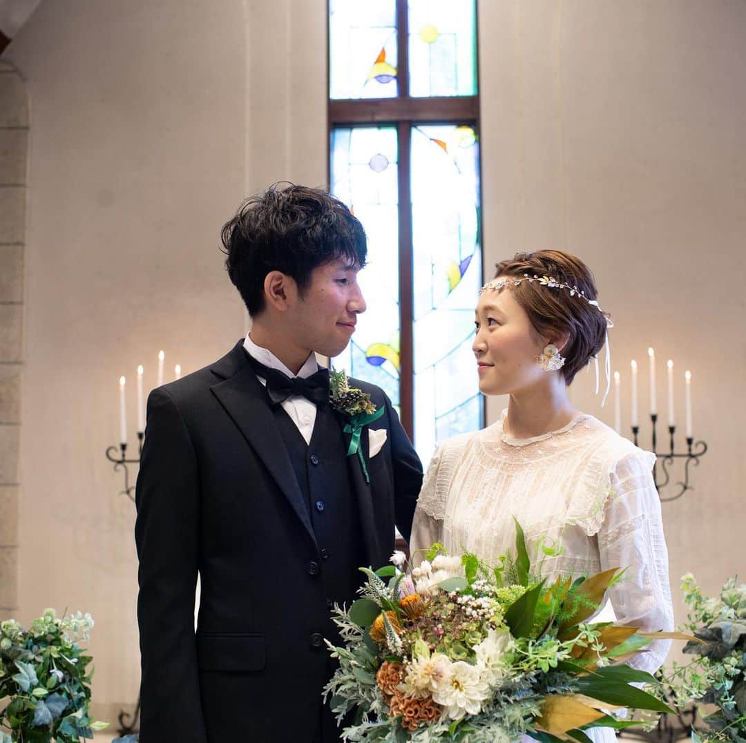The Sally Garden（ザ サリィガーデン）さんのインスタグラム写真 - (The Sally Garden（ザ サリィガーデン）Instagram)「. . 新婦様と新郎様。 向かい合ったワンシーン。 . #花嫁ヘアアレンジ も ピアスも ブーケも全てこだわって。 . トータルコーディネートが ナチュラルでおしゃれ。 . . . ・。*・。*・。*・。*・。*・。*・ . 🏠公式ホームページは @the_sally_garden のURLから💕 ☞http://sally-garden.jp/ . お気軽にお問い合わせ下さい！ . ． ・。*・。*・。*・。*・。*・。*・ サリィ"５大"おすすめPOINT👰♡ ・。*・。*・。*・。*・。*・。*・ . （１）完全貸切ウエディング🏠💕 . 鮮やかな緑と光が包む。 別荘に友人や家族を招くようにリラックスできる空間 . ┈┈┈┈┈┈┈┈┈┈┈┈┈┈┈┈┈┈┈ （２）360度ゲストを囲むガーデン挙式🌿 . 憧れのガーデン挙式と 人気のラスティックウェディングが叶う . ┈┈┈┈┈┈┈┈┈┈┈┈┈┈┈┈┈┈┈ （３）ゲストの喜びが鍵になる👰🤵✨ . ふたりの想いやイメージを汲み取り、 おもてなしのプロとしてチームサリィが 一丸となり理想のウエディングを創り上げます。 . ┈┈┈┈┈┈┈┈┈┈┈┈┈┈┈┈┈┈┈ （４）笑顔が広がる美食🍽💕 . 幅広い年齢層から支持される美食 お箸で年配ゲストも食べやすい気配りも。 . ┈┈┈┈┈┈┈┈┈┈┈┈┈┈┈┈┈┈┈ （５）アクセス🚘🌟 . 最寄り駅から5分!! 国道50号線付近にあり各方面から訪れやすい。 . ・。*・。*・。*・。*・。*・。*・ #ザサリィガーデン  #栃木結婚式 #花嫁diyレポ #ブーケ手作り #ブーケ迷子 #花嫁ブーケ #結婚式ブーケ #プレ花嫁準備中 #ブーケブルズ #手作りブーケ #ドライフラワーブーケ #クラッチブーケ　 #ウェディングブーケ #造花ブーケ #持ち込みブーケ #ガーデンウエディング #ナチュラルウエディング #gardenwedding #naturalwedding #プラコレ #Dressy花嫁 #ゼクシィ2020 #2020秋婚 #2020冬婚 #2021春婚 #2021夏婚」11月13日 12時24分 - the_sally_garden