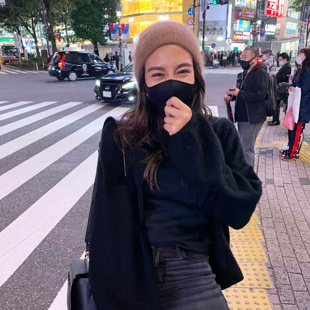 Megha Shrestha のインスタグラム：「朝が暖かくて、夜がすっごく冷えますね🥀  Life change like the weather I hope you remember today is never late to be brand new 💫  @ami__angel この日同じネイルやったのね😳❤️3枚目でやっと気づいたww」