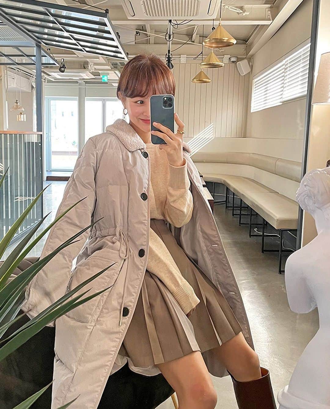 imvelyジャパンのインスタグラム：「[bluesign] ボアファーカラーダックダウン  こだわって制作したダックダウンで 暖かいだけでなく 取り外し可能なボアネックラインで ガーリーにもカジュアルにも演出可能です 🙆‍♀️💗  この冬のマストハブアウターです☃️  #イムブリー#IMVELY#ダウン #秋コーデ#大人カジュアル#大人可愛い#アウター」