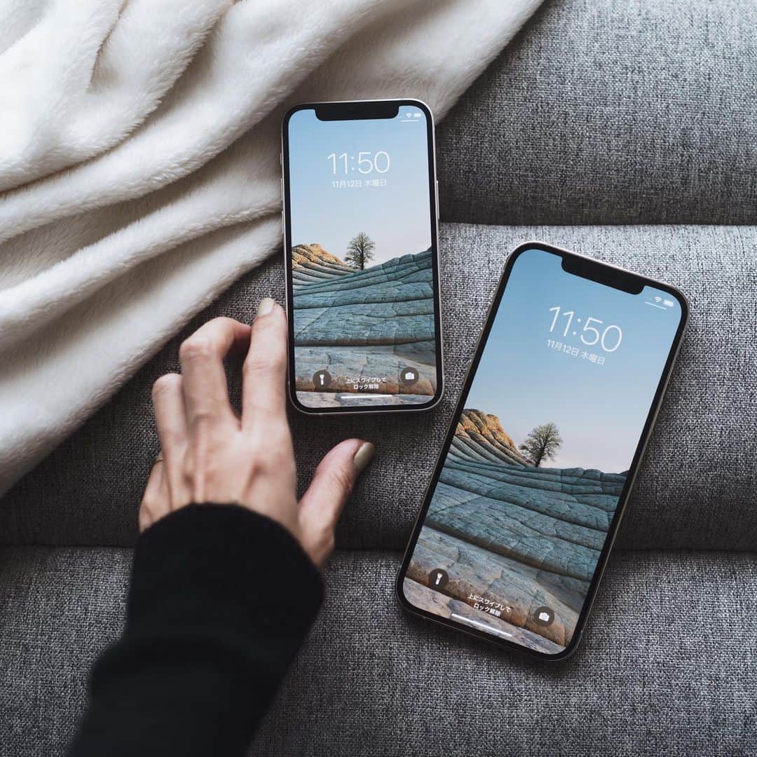 市川渚のインスタグラム：「iPhone 12 miniとiPhone 12 Pro Maxの2モデルが本日発売！というわけで、これでiPhone 12シリーズ全4機種が出揃いましたねえ☺️﻿ ﻿ どれにするか迷っている、という方は、①サイズ感 ②カメラ ③ルックスの好み で絞り込んでいくと、見えてきやすいんじゃないかなと思います🙆‍♀️﻿ ﻿ 公開されたばかりの @Spurmagazine の連載記事も参考にしてみてね。﻿ https://spur.hpplus.jp/culture/nagisaichikawa/202011/13/lYdABQN/﻿ ﻿ 写真は2枚目が #iPhone12mini、3枚目が #iPhone12ProMax です。iPhone 12 miniは片手で握った状態で画面の端っこまで指が届くので、片手で安心して扱える感じ。フチが細いので画面ちっちゃ！って印象も受けないです。こんなちょうど良いサイズ感のiPhoneを待ってた方、多いのでは？﻿ ﻿」