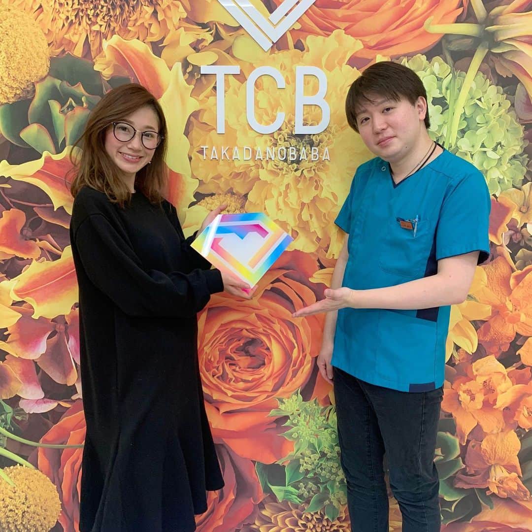 のインスタグラム：「先日は念願の美容day🥺✨  ・ 東京中央美容外科　高田馬場院　@tcb_takadanobaba で、ソノクイーンというハイフをして来ました！！  土門院長先生　@dr.domon にもお会い出来ました😊  ・ すぐにハイフをするのではなく、カウンセリングを受け、悩みだったり、気になる所を相談に乗って下さり、凄く助かりました🥺  ・ ハイフは高密度焦点式超音波の機械を使って、SMAS層に照射して行きます！ シワ・タルミ改善、小顔効果にもなるんですよー❤️  ・ 最近は、女性の方だけでなく、男性の方も多いそうです✨ また早く行きたいなー☺️  ・  #リフトアップならTCB東京中央美容外科#美容整形ならTCB東京中央美容外科#東京中央美容外科#美容外科#高田馬場#東京中央美容外科高田馬場院#土門駿也#ソノクイーン#ハイフ#HIFU#リフトアップ#PR」