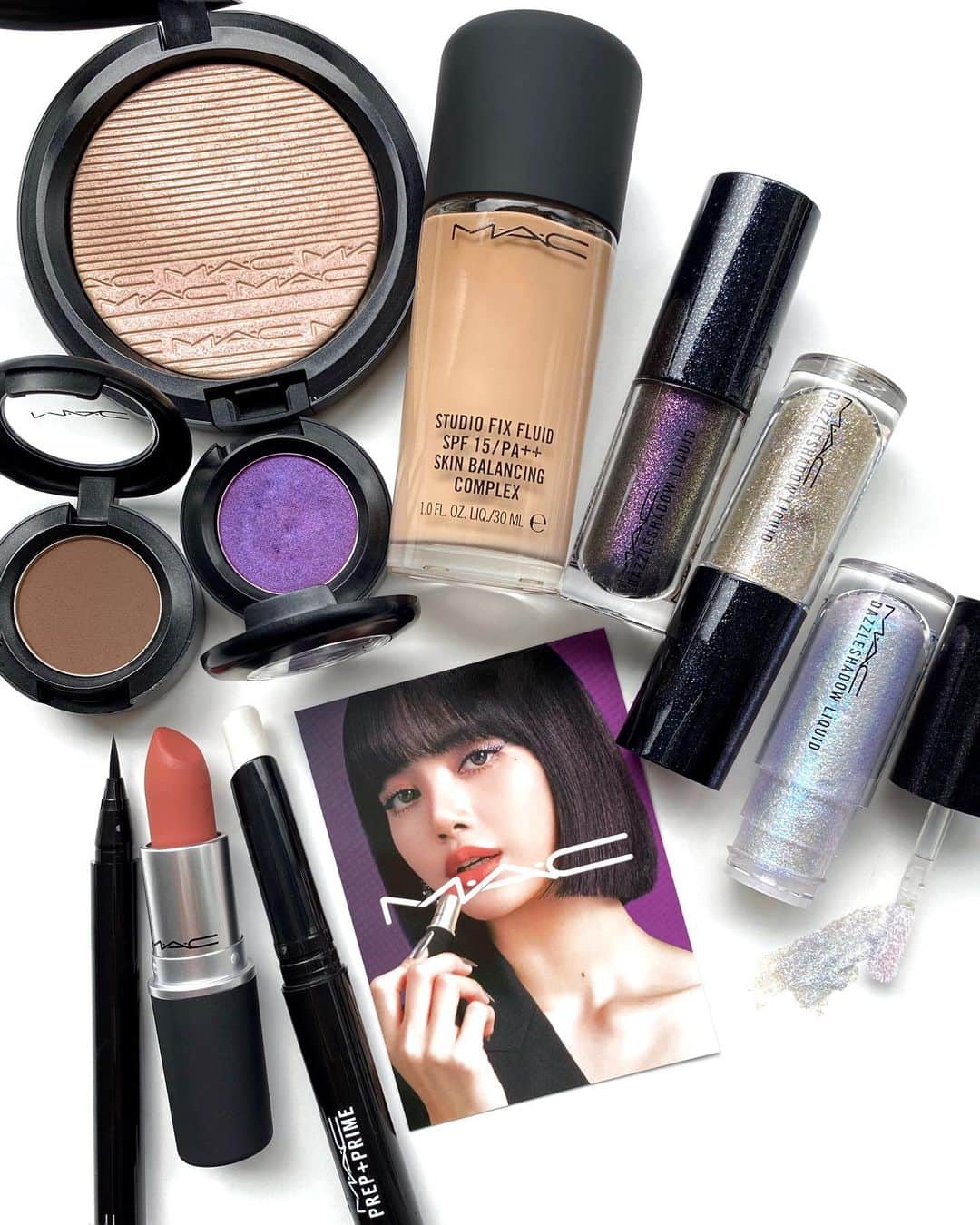 M∙A∙C Cosmetics Japanのインスタグラム：「【LISAプロモーション第1弾！！】 11月20日(金)～なくなり次第終了 #MACLOVESLISA  ㅤ 公式オンラインショップ、M·A·C全店*にて、対象製品を1点以上お買いあげで、「LISAビジュアルカード**」3種のうち、いずれか1種をプレゼント💜 ㅤ **M·A·C直営店、百貨店店舗限定 ※公式オンラインでご購入の際は、キャンペーンコード入力欄に「MACLISA」を入力してください。  ㅤ ＜LISAビジュアルカードについてご注意＞ ・数量限定のため、なくなり次第終了です。 ・３種のうちいずれか１種をプレゼントいたします。種類はお選びいただけません。 ・お1人様1会計につき1枚までまで (2製品以上購入でも1会計1枚のお渡しとなります。) ・お買い物の際は、ショッピングカートにプレゼント製品が表示されているかをご確認ください。ショッピングカートに表示されない場合は、在庫切れとなります。 ーーーーーーーーーーーーーーーーーー SPECIAL GIFT🎁 さらに公式オンライン限定で、お好きなM·A·C製品を税込5,500円以上お買いあげで、「キーチェーンミラー」をプレゼントいたします。 *なくなり次第終了 *お1人様1会計につき1点まで ㅤ #MACCosmeticsJapan #MACCosmetics #MAC #MACコスメ #マックコスメ #コスメ#コスメ紹介#コスメ好き#コスメレポ #化粧品 #デパコス #コスメ部 #コスメマニア #メイク好き#メイク道具#美容大好き#美容好き#トレンドメイク#秋メイク#冬メイク#メイクテク#キラキラメイク#キラキラ#アイメイク#アイシャドウ#アイライナー#トレカ#ポスカ」