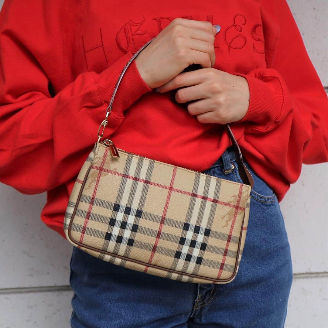 Vintage Brand Boutique AMOREさんのインスタグラム写真 - (Vintage Brand Boutique AMOREInstagram)「Vintage Burberry Hand Bag.  📍On website search for AO30383  #burberry #burberrybag」11月13日 12時35分 - amore_tokyo