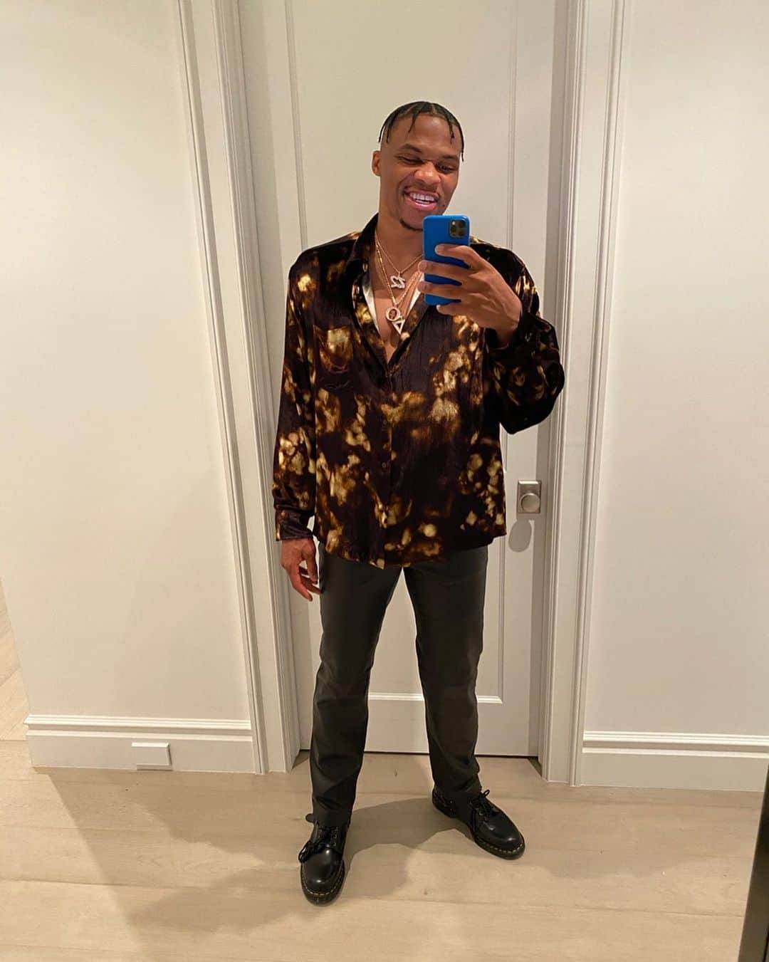 ラッセル・ウェストブルックのインスタグラム：「32. Thanks for all of the birthday love! I’m thankful. The best is yet come. 🤘🏾」