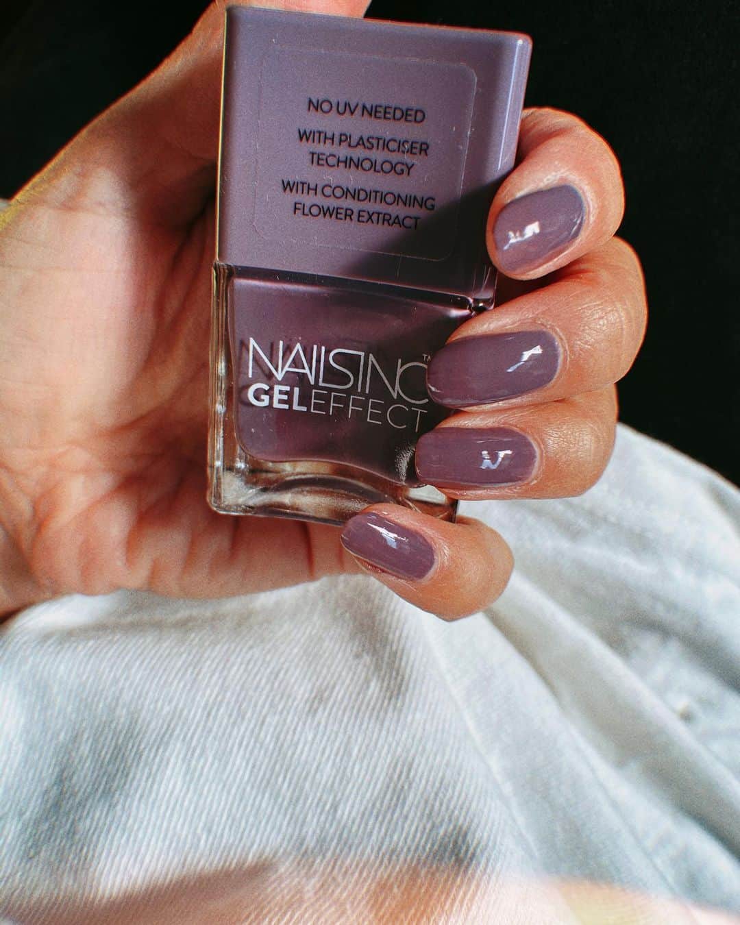 堀舞紀のインスタグラム：「💅🏾 . . . . #nailpolish  . . . . このくすみカラーが たまらない👾👾👾 . . . @nailsinc.jp  @nailsinc.jp  @nailsinc.jp  . . 発色、 塗りやすさ、 2枚目に載せた速乾トップコートも 使い心地が良くて気に入ってます🌼 . . #自爪派 #なのはめんどくさがりだから　🤫 #ネイル #マッキーにもらった #なんかインスタ久々やったら黒い、、」