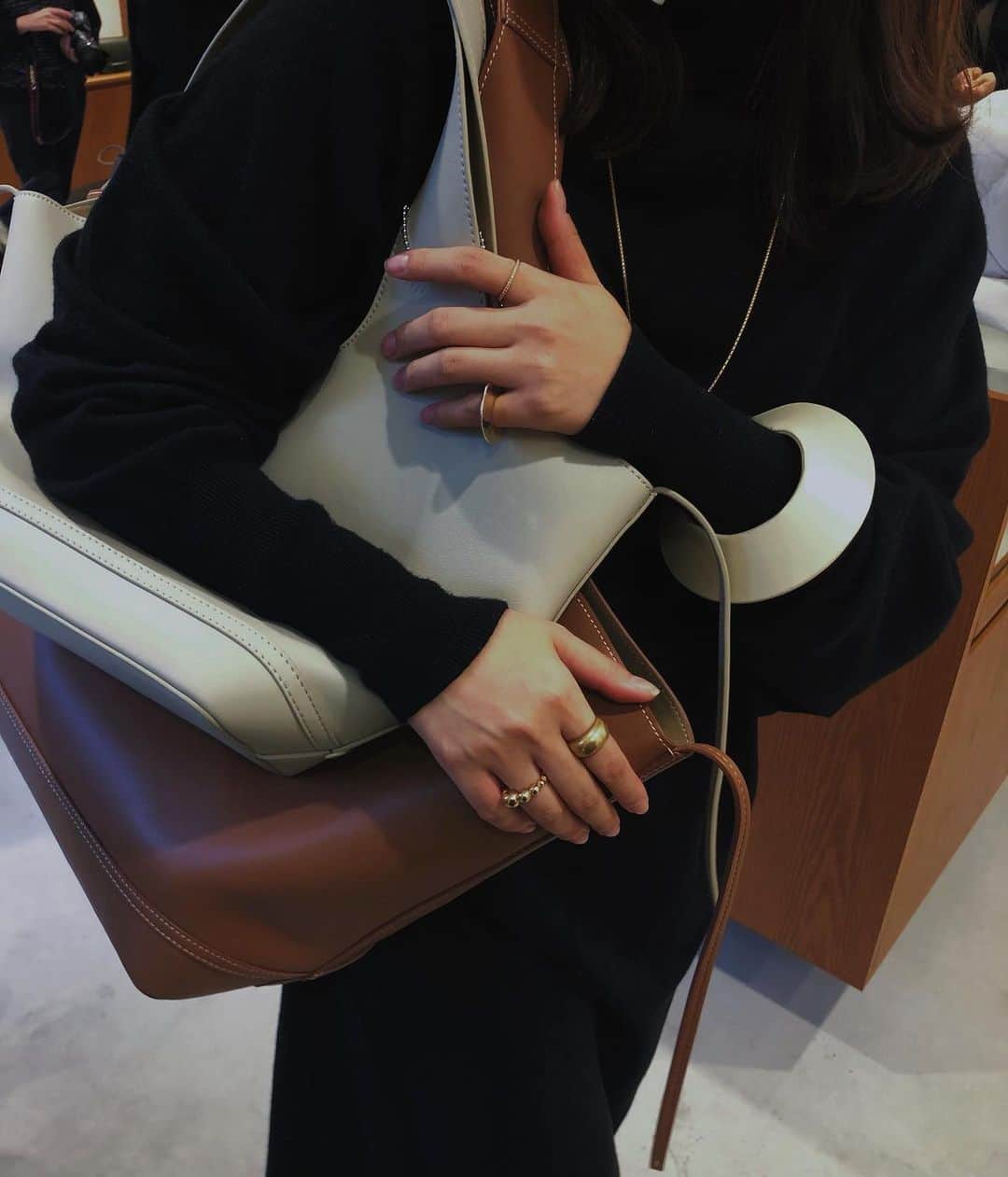 JUNNAのインスタグラム：「@vasic_japan   2021年SSコレクション 展示会へ  2021SSも私の好きな金具の無いbagたちがズラリ...🦘  来年の装いを想像しながら 「あーでもない、こーでもない」 と　@cadan___  @sonekana  @nayumigokyu  と楽しいひととき...  先の季節のスタイリングを考えるのって少し未来を選択していくような、希望に溢れたパワーある時間で大好き...  迷いに迷って私のクローゼット80%くらいのお洋服に マッチするだろうbagをオーダーしました🤍  @vasic_japan の展示会いつも お花が素敵で会場の雰囲気がとても好きだから お花も合わせて動画多めにしてみました🌿 是非スワイプして見てね  #vasic #バッグ #展示会 #スタイリング #大人カジュアル #カジュアル #大人コーデ #バッグ #youtube」