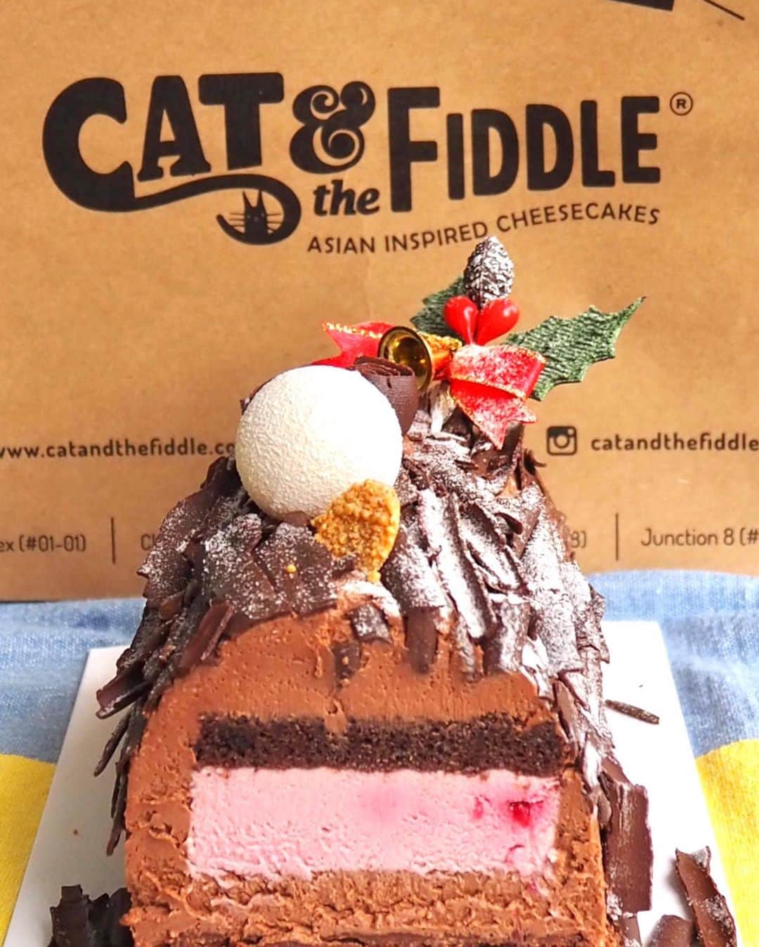 Li Tian の雑貨屋さんのインスタグラム写真 - (Li Tian の雑貨屋Instagram)「Cat and the Fiddle launches Fantasy in the Woods (750g; $68.90), a decadent rich dark chocolate cream cheese mousse with raspberry mousse in a nutty almond sponge cake. 🍫 🧀   The taste of cheese takes a backseat here in the presence of chocolate and it might be quite sweet for some. Nonetheless, the crispy hazelnut biscuits which add a crunchy texture to the cake is something which no one will say no. Cos who doesn’t like crunch chocolate bits? 😉  Preorder starts 13 Nov online at www.catandthefiddle.com and the Logcake will be available for purchase from 1 Dec   • • #christmas #singapore #desserts #igersjp #yummy #love #sgfood #foodporn #igsg #ケーキ  #instafood #beautifulcuisines #sgbakes #bonappetit #cafe #cakes #bake #sgcakes #スイーツ #feedfeed #pastry #sgcafe #cake #sgchristmas #chocolate #mediadrop #cheesecake #クリスマス #sgdessert #sgcakes」11月13日 12時44分 - dairyandcream
