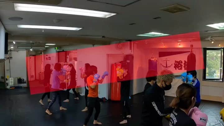 裕樹のインスタグラム：「金曜日10:35〜11:05 キックフィットクラス  この時間は、女性だけにキックボクシングテクニックや、難しさを徹底的に伝えます。 もちろん楽しめる様にね♪  朝も、夜も、 キックボクシングを教えるのが楽し過ぎる😁👍✨  みんな、真剣に聞いてくれる  学びたい気持ちや、目標を達成したい気持ちが伝わってくる  #甲東園#宝塚#西宮#伊丹#キックボクシング#フィットネス#ダイエット#裕樹#ローキック#エクササイズ#ミットネス#体幹トレーニング#アンカージム#裕樹のローキック#朝活トレーニング#パーソナルトレーニング#ウエイトトレーニング」