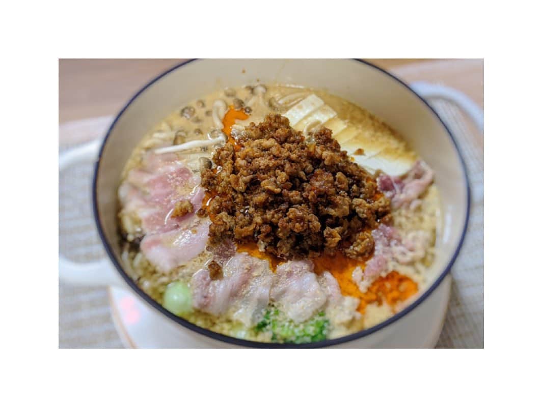 のインスタグラム：「我が家の定番「坦々豆乳鍋」 豆乳を使った練りゴマのスープも目分量で作るので、たまに辛さ増し増しの時もありますが多めに見てもらっています笑 私は練りゴマも豆乳も好きなので、このお鍋は好きな物が詰まっている冬によくいただくお鍋です。  #homedinner #homemade #homecooking #homesweethome #lovecooking #stayhome #enjoyyourhome #ごちそうさまでした #我が家のお家ごはん #お家ごはん  #坦々豆乳鍋 #辛さ増し増し #😂 #🍲 #亜紀の食卓」