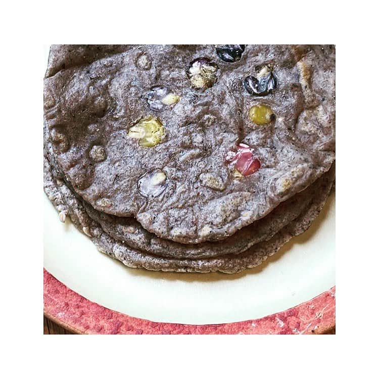 journaleatripのインスタグラム：「cocco farm ✖︎ Marco  🇲🇽  先日届けた本物？と疑いたくなるカラーコーンを タコスやさんを開いているマルコの所にもっていった。 話の流れは前に食べにいった時このブルーコーン日本で作ってくれないかなー の呟きを父にそれとなく話したら 知り合いのシェフから1本カラーコーンを頂いたようで "そうだ！" ということで実に分けて夏に植えたのでした。 いつもより少しもっちりしているようだけどこんな嬉しい事はないので 贔屓満載で美味しい。 有難うー！！！」