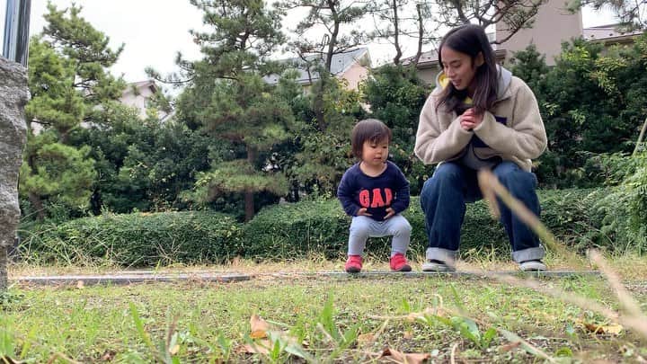 福田恭巳のインスタグラム：「Squat with my daughter!!  #yukimicup も終わり 心に少し余裕が出てきたので トレーニング再開！ トレーニングって言っても まとまって時間がとれないので 娘を遊ばせてる間に公園で ストレッチ、スクワット、なわとび から少しずつ🧐  #スラックライン #slackline #slacklife #gibbonslacklines #ジープ #jeep #JeepRealGames #ThePowerofReal #jeep_real  #yukimi #福田恭巳 #ママアスリート #女の子ママ #産後ダイエット #子どものいる暮らし  #体幹トレーニング #バランス #ヨガ #ピラティス #スクワット  #2歳 #2歳2ヶ月 #女の子」