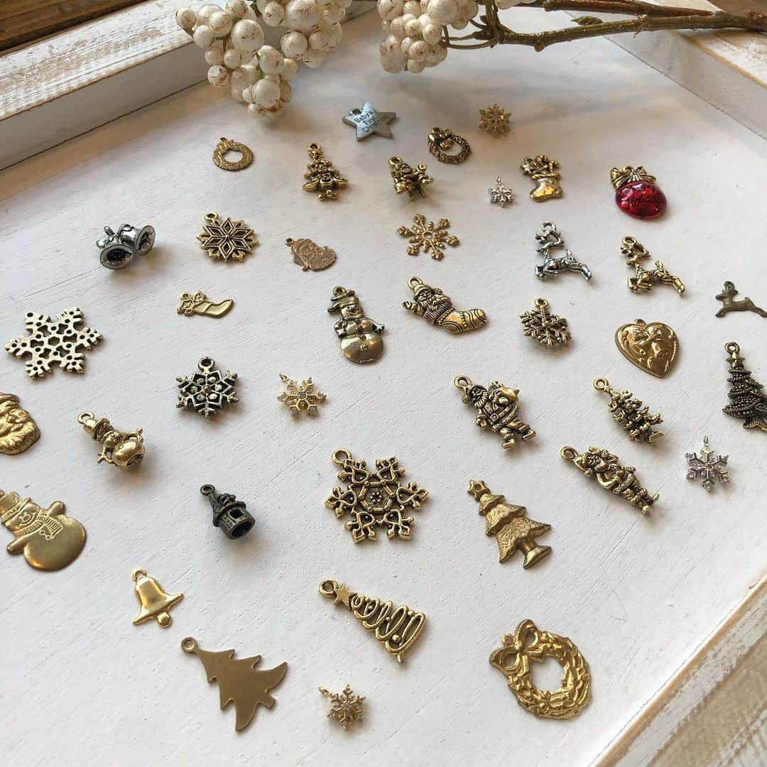 BOX CHARM Industryのインスタグラム：「クリスマス🎄 クリスマスに向けてサンタさんやリース、トナカイ、ツリーなどのクリスマスデザインのチャームを店舗では展開中です🔔 ⁑ #boxcharmindustry #boxcharm #handmade #accessory #handmadeaccessory  #ボックスチャームインダストリー #ボックスチャーム #ハンドメイド #アクセサリー #ハンドメイドアクセサリー #東京 #原宿 #HARAJUKU #キャットストリート #catstreet #オーダーアクセサリー #クリスマスチャーム #サンタさん #トナカイ #クリスマスツリー #ベル #ソックス」