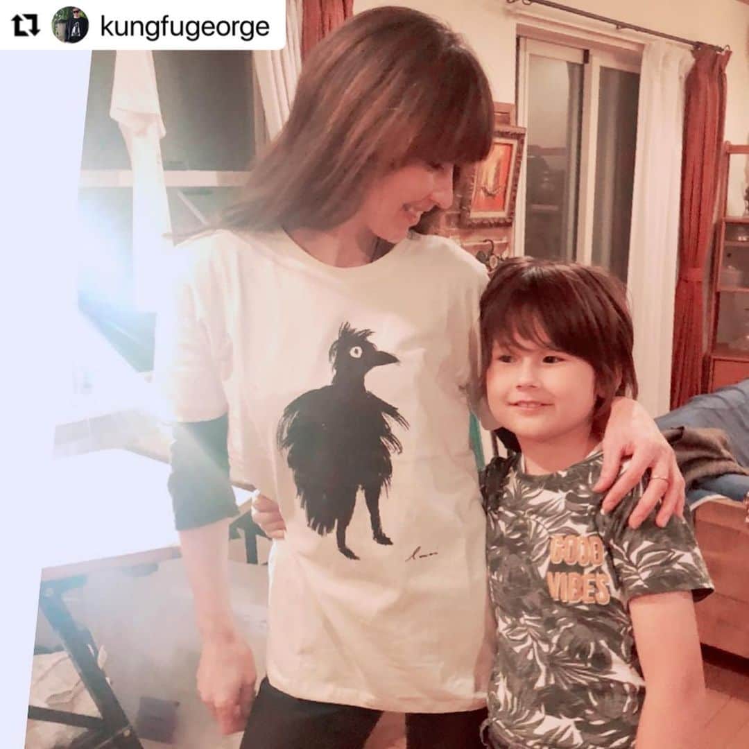 イマイアキノブのインスタグラム：「🥀Tinaさんもお召しに  #Repost @kungfugeorge with @make_repost ・・・ イマイさん @imaiakinobu のイラスト大好き。ティナも大に気に入ってる。イマイさんとは長いよ。25年間の付き合い👍  #imaiakinobu  #イマイアキノブ」