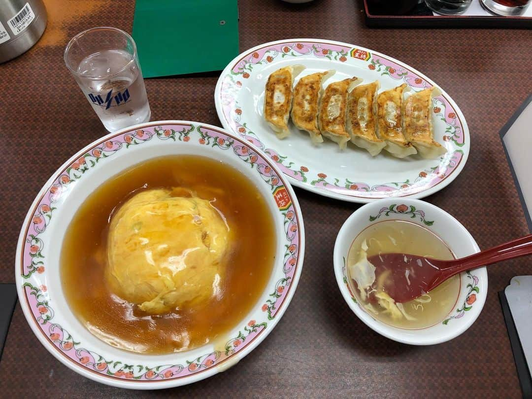 鰻和弘さんのインスタグラム写真 - (鰻和弘Instagram)「【餃子の王将】  無性に食べたくなる時があり、よく行きます。  大阪に住んでた時は立地の関係もありますが(帰り道にある)週5ぐらい行ってました。  申し分無い味。腹8分目の満足感。ハードパンチフード。  そんな飯、飽きそうなもんですが、飽きない絶妙な味のセンス。  そしてセンスは味だけではない。  これが1番素晴らしい。  #ロゴ #王将のフォント #センス抜群 #逆から読んでも王将 #S渋すぎる #はみ出たS #もはやYAZAWA #はみ出たZ #渋すぎる #もう1人いたような… #ダイアンユースケさんや(西澤) #渋すぎる」11月13日 12時55分 - unaginigaoe