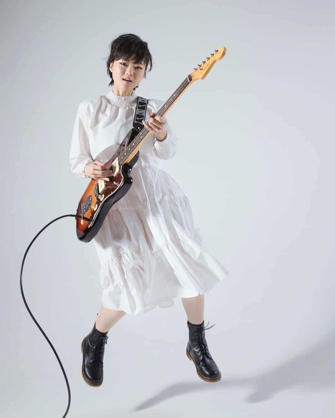 弓木英梨乃のインスタグラム：「本日11.13発売『ギター・マガジン12月号』「Fender American Professional ll」Jazzmasterの試奏インタビュー＆表紙裏に登場しています🎸✨」