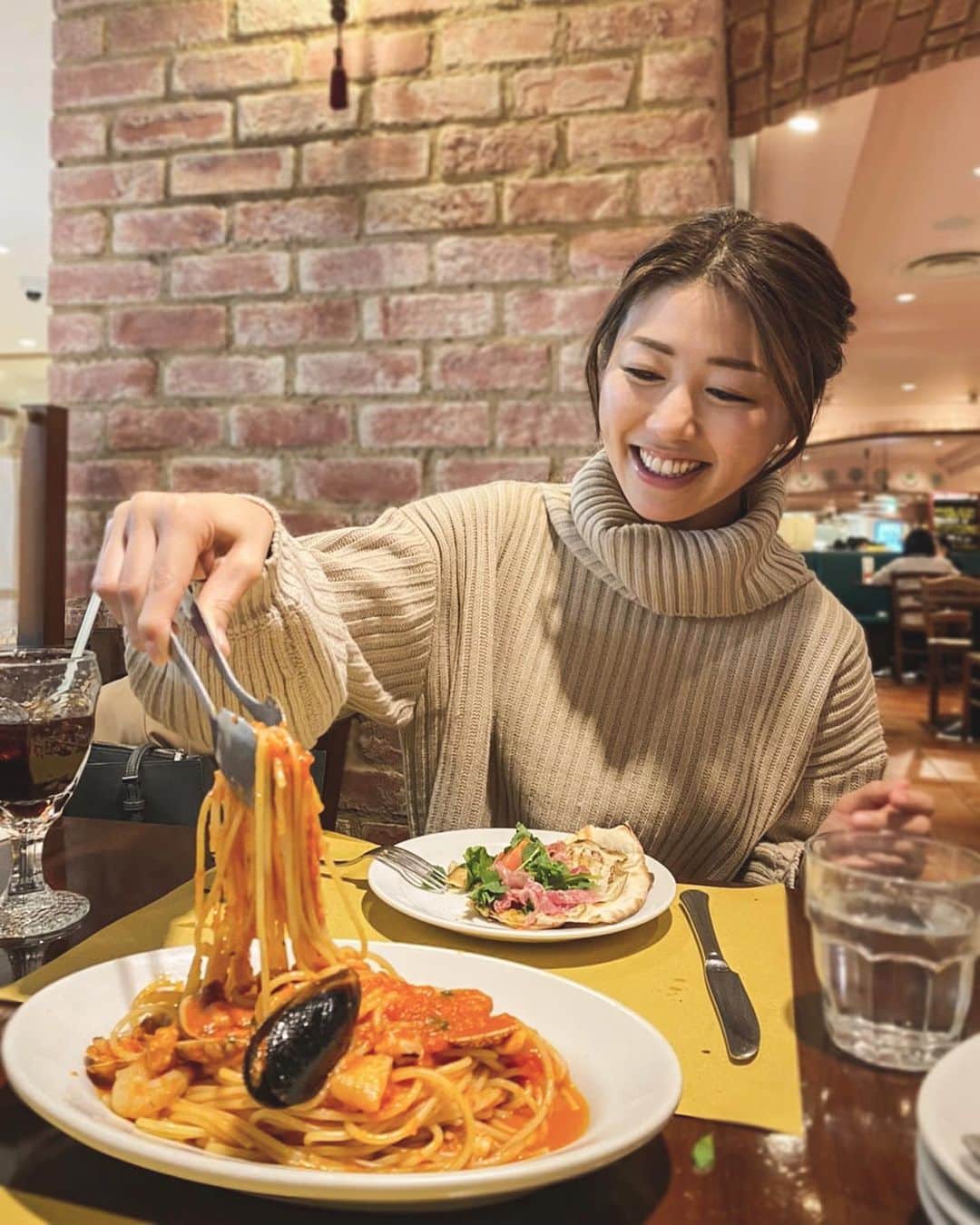 yuu sakuraiさんのインスタグラム写真 - (yuu sakuraiInstagram)「先日は、MK CAFEの広報担当の梅沢さんと @_umetomo_   ルミネ荻窪の「ラ・ヴォーリアマッタ」にランチを食べにルミネ荻窪へ行ってきました♪ @lumine_ogikubo   ちょうど11月5日（木）～11月16日（月）の 12日間の期間中、ルミネカードでお支払いすると館内でのお買い物・お食事が10％オフになるキャンペーン中で贅沢に釜焼きの本格的なピザを頂きました⭐︎  梅沢さんは、小学生の頃からずっと一緒にいる 私の大切な幼馴染みでたまにこうして2人でご飯を食べながらお互いの話をしたり、 相談に乗ってもらったり大切な時間を過ごさせて頂いています✨  本当にたまにしか時間を合わせる事が出来ないから 雰囲気もよくてとても美味しいお食事を一緒に食べれて嬉しかったです♪  お店の方もとても丁寧で優しくて大満足のお食事でした⭐︎ 楽しかったなぁ。  パワーもらったし年内また頑張ります⭐︎  #お料理 #food #ルミネ荻窪 #荻窪ルミネ #ルミネカード10%オフキャンペーン #ファッション #ショッピング #pr　#ラヴォーリアマッタ　＃グルメ」11月13日 12時56分 - food_yuu